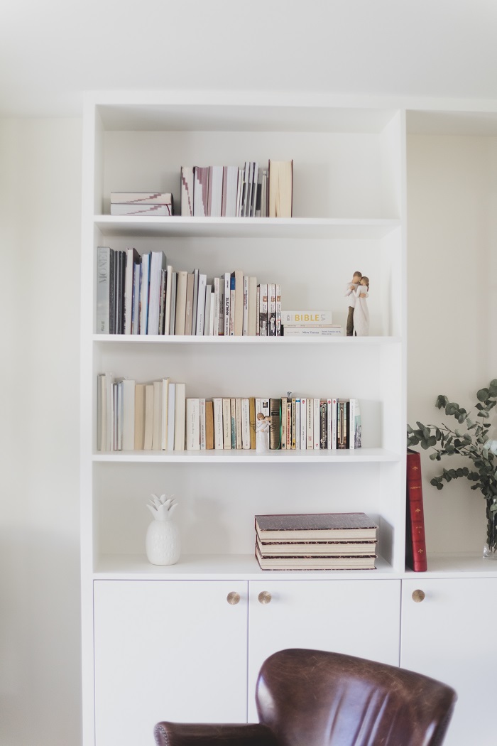 bibliothèque blanche dans salon