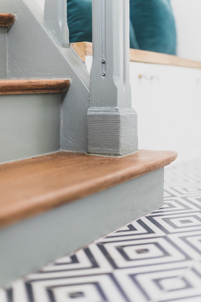 escalier bois peint en gris