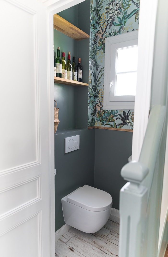 toilettes avec papier-peint exotique décoration contemporaine