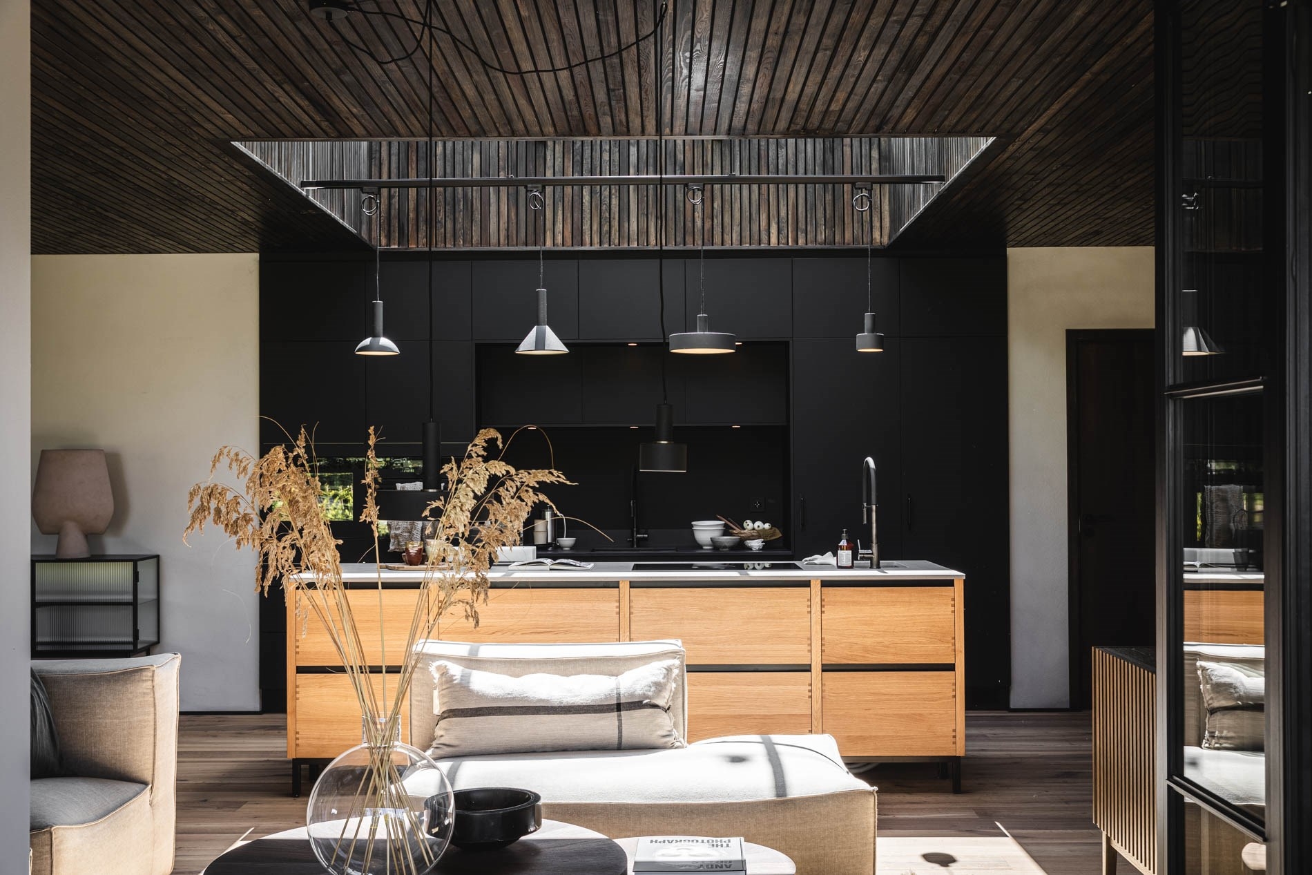 cuisine avec plafond bois et puits de lumière cuisine avec plafond bois et puits de lumière