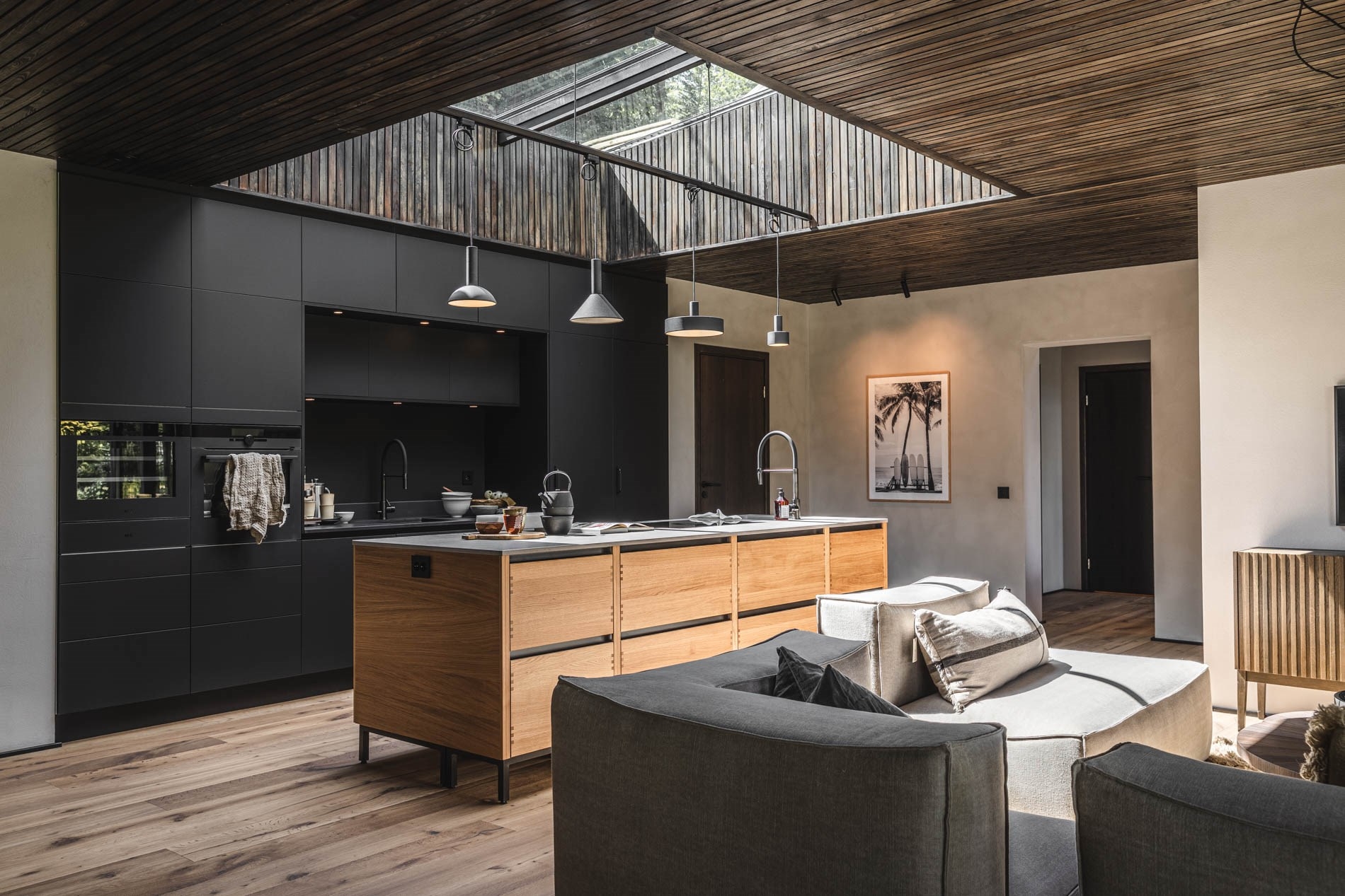 cuisine avec plafond bois sombre et puits de lumière cuisine avec plafond bois sombre et puits de lumière