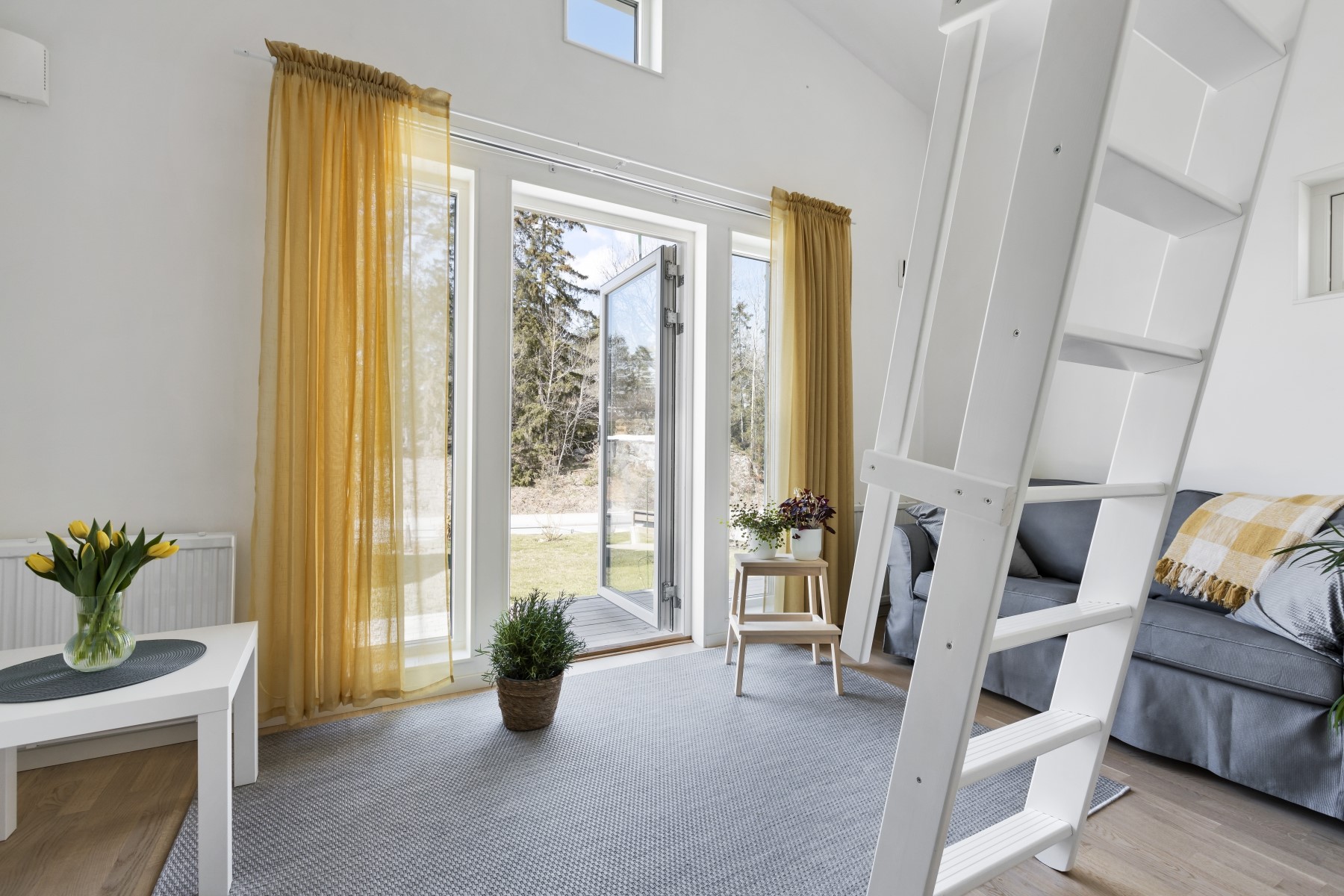 salon blanc rideaux jaunes mini maison 20m2 salon blanc rideaux jaunes mini maison 20m2