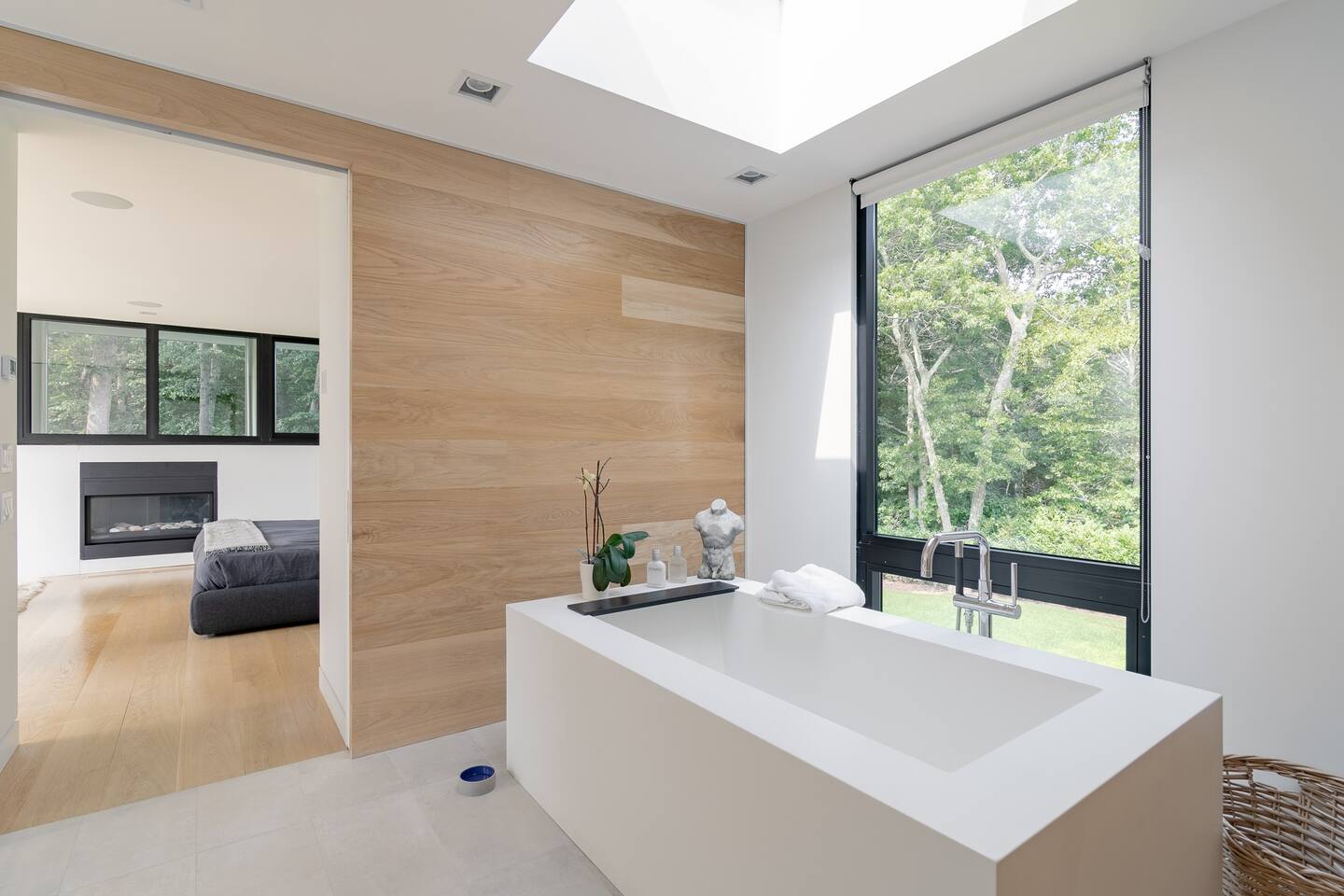 salle de bain avec baie vitrée