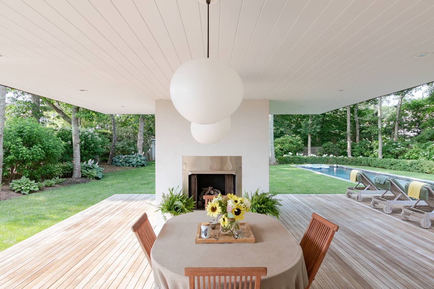 terrasse bois avec cheminée extérieure