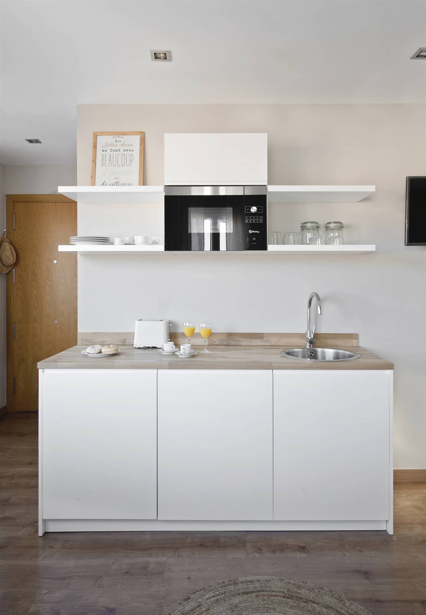 petite cuisine design blanche et bois