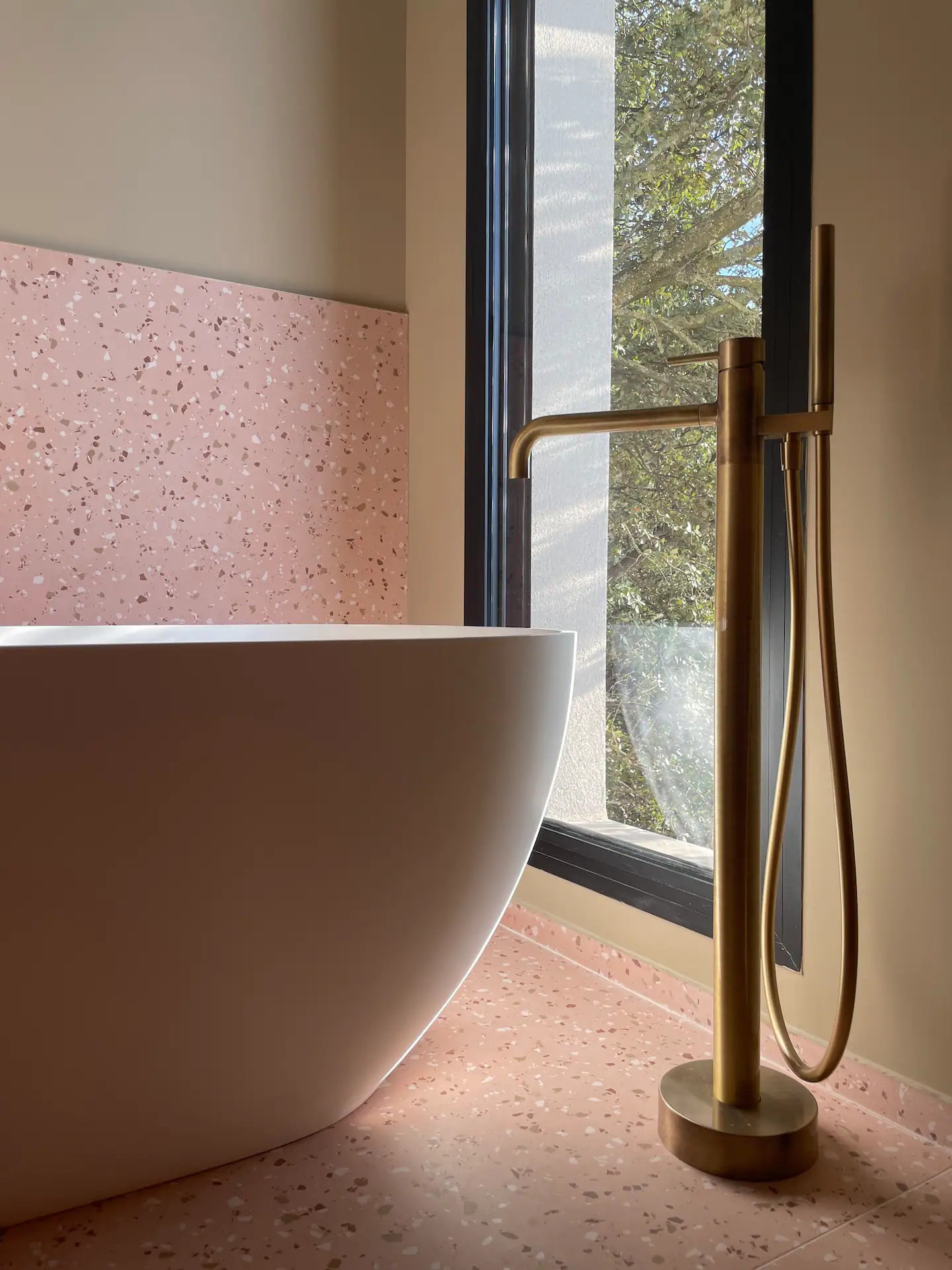 salle de bain design verte et terracotta