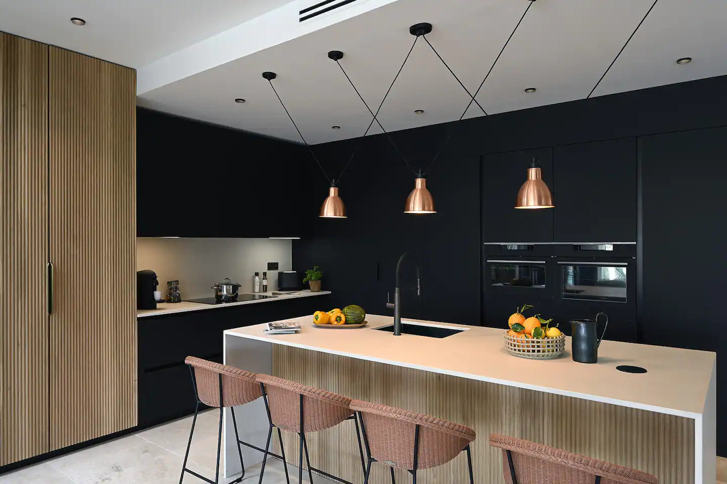 cuisine design noire avec îlot