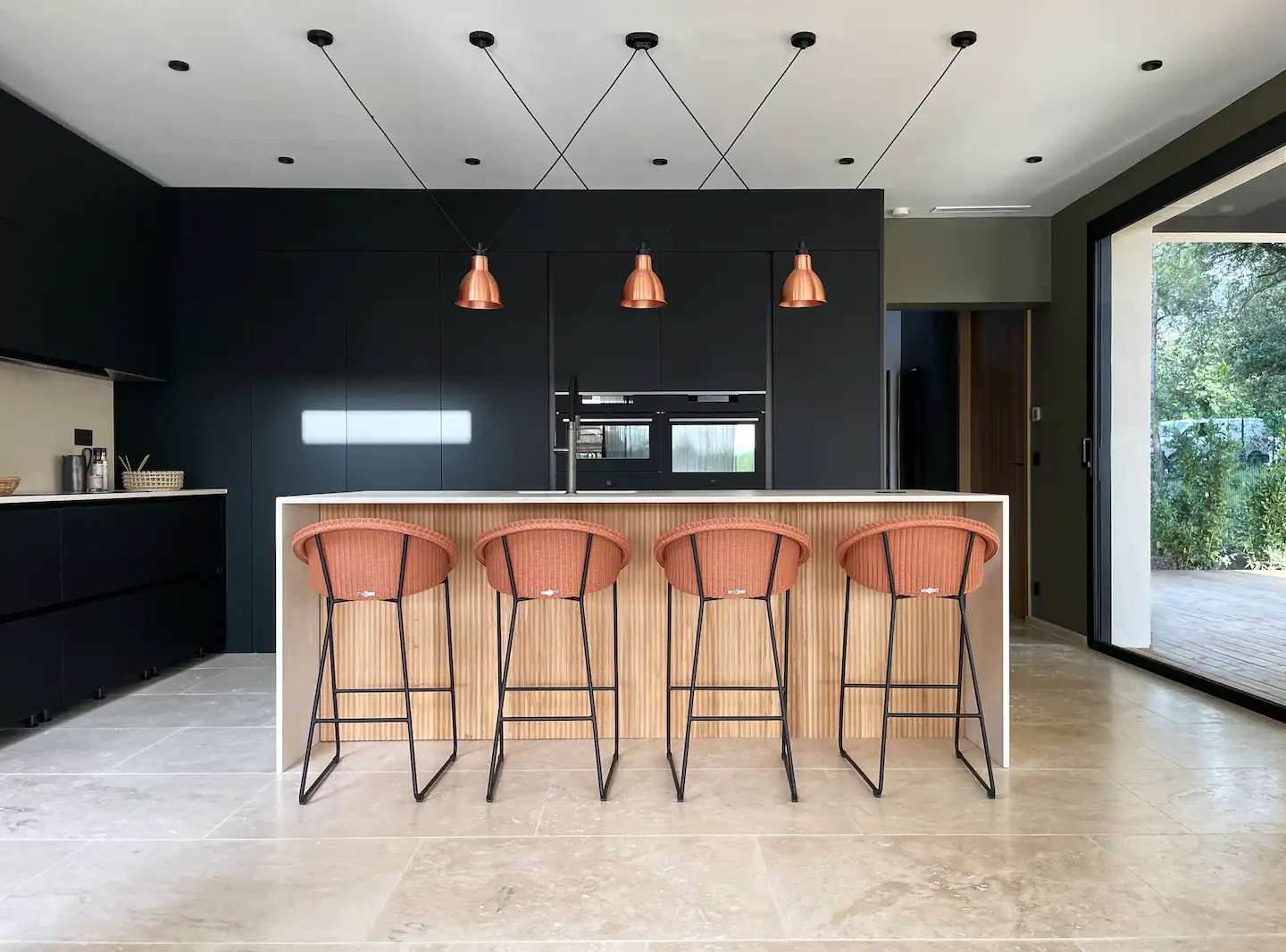 cuisine design noire avec îlot bois