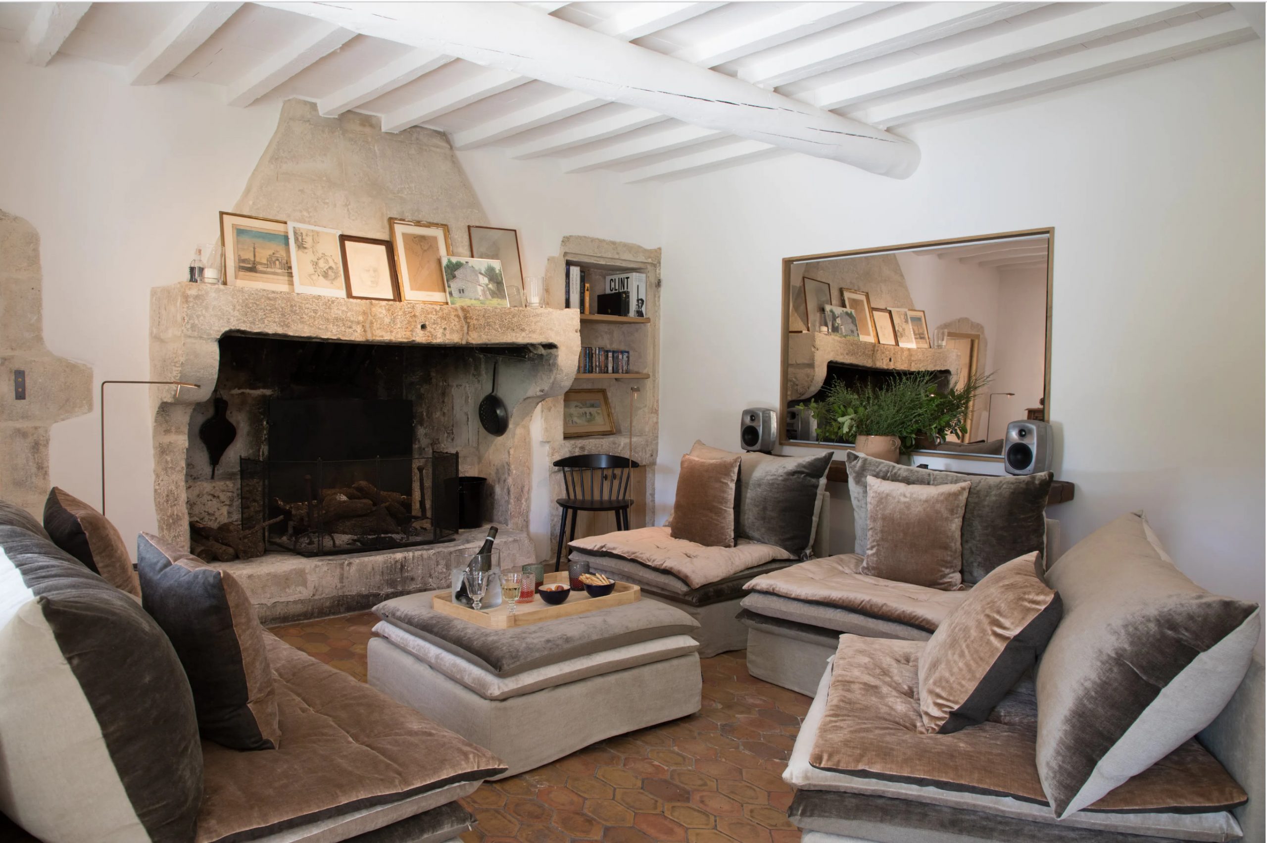 salon avec cheminée maison en pierres Mas de Cinq Sous salon avec cheminée maison en pierres Mas de Cinq Sous