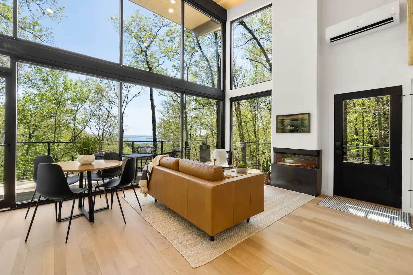 salon mini maison contemporaine vitrée