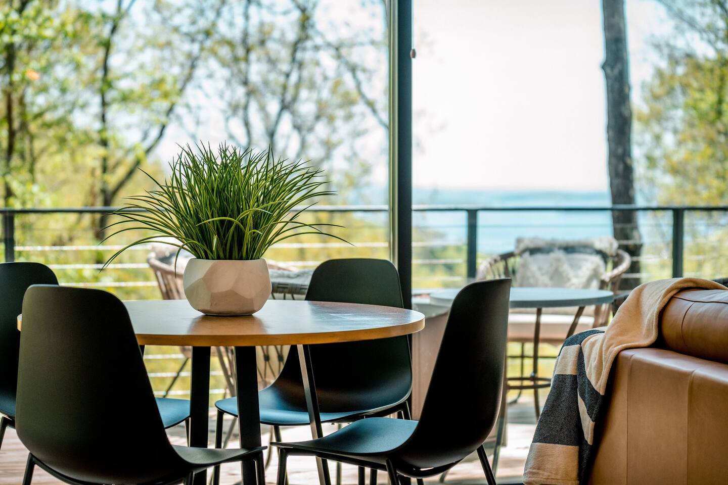 salle à manger design avec baie vitrée