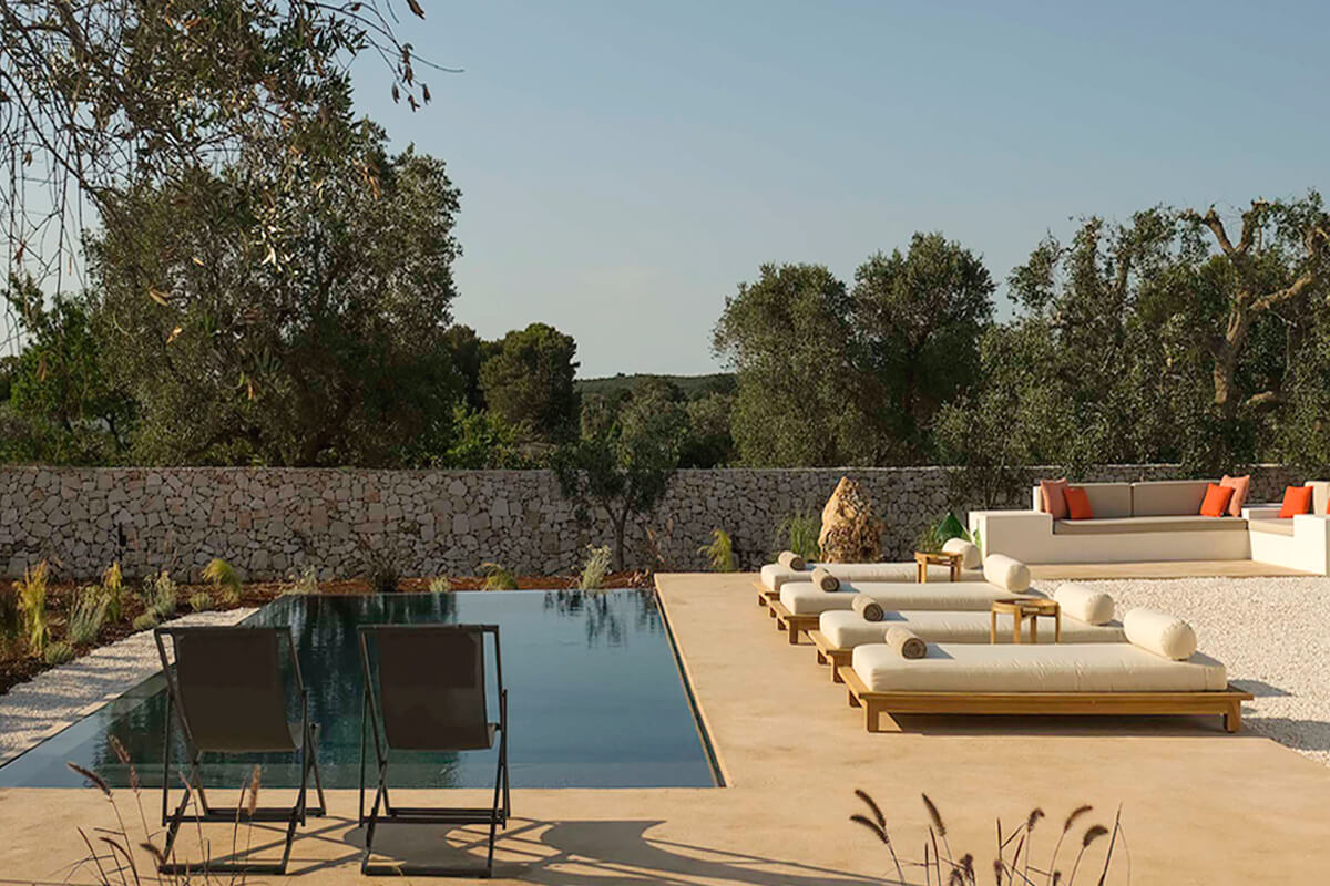 piscine avec mur de pierres