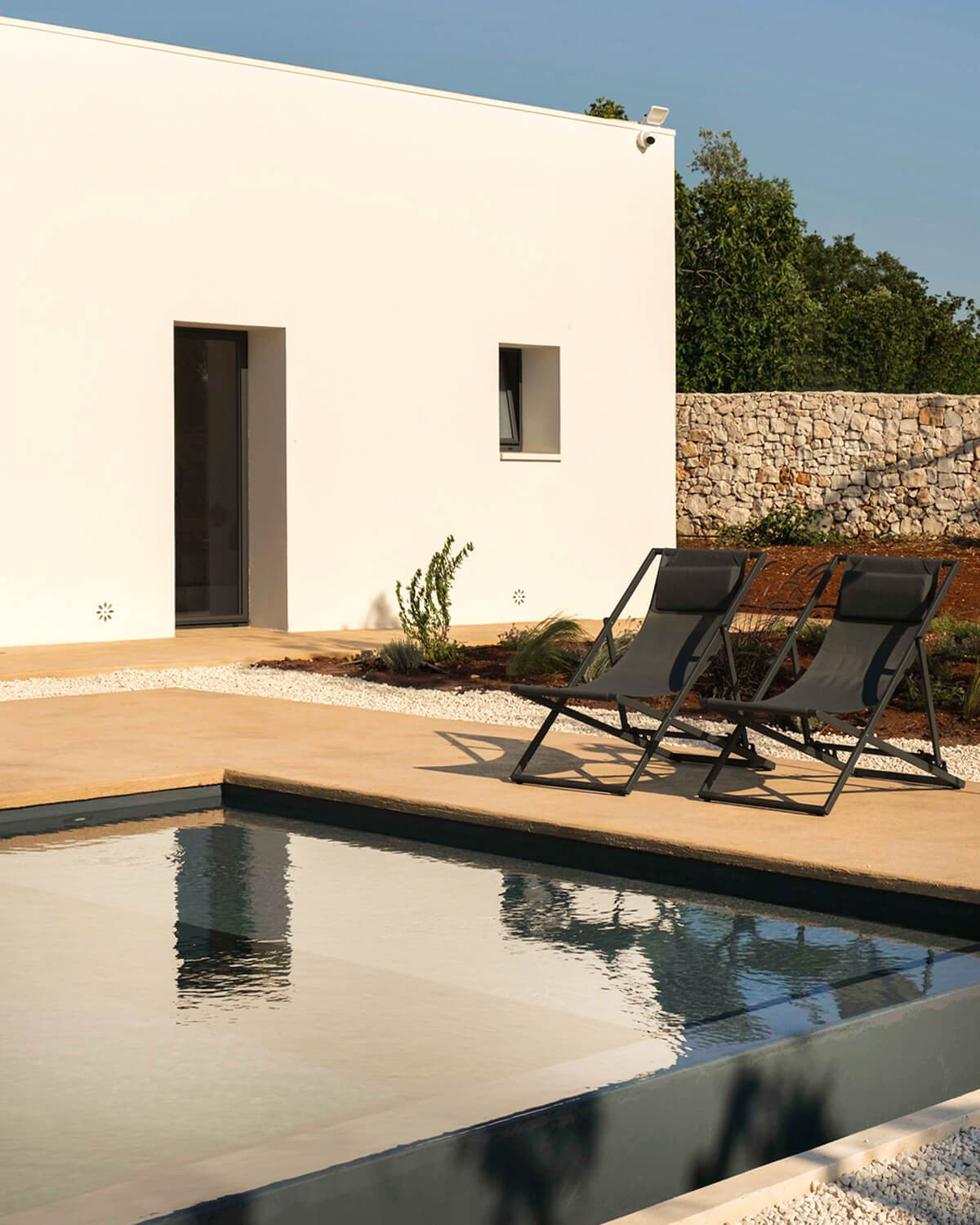 piscine avec mur de pierres