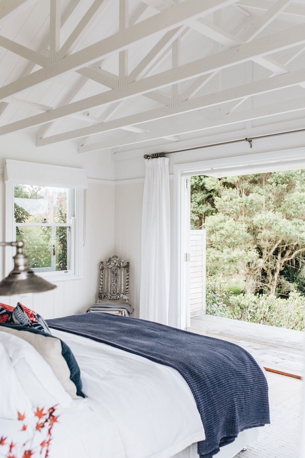 chambre avec poutres blanches