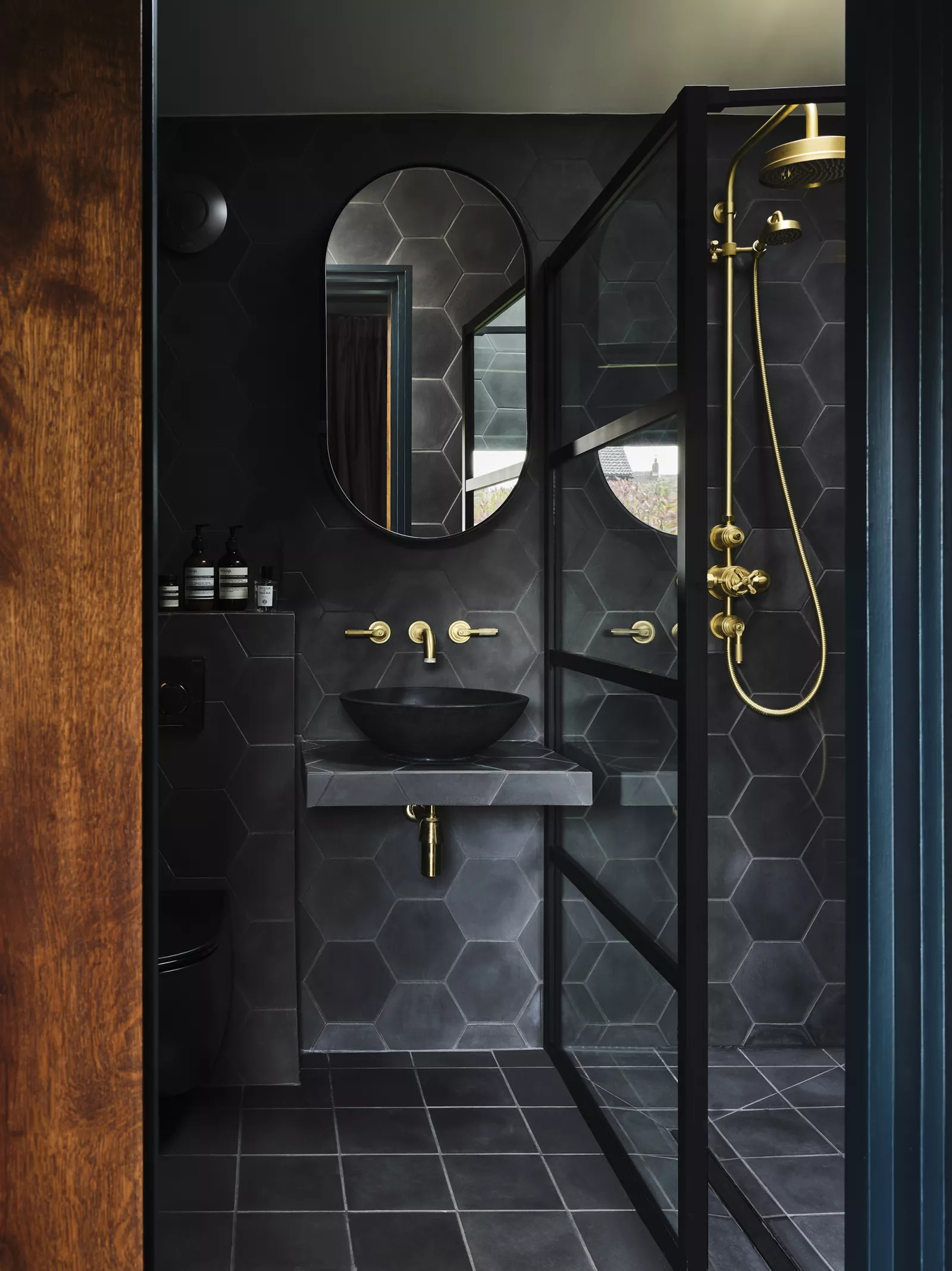 salle de bain design noir