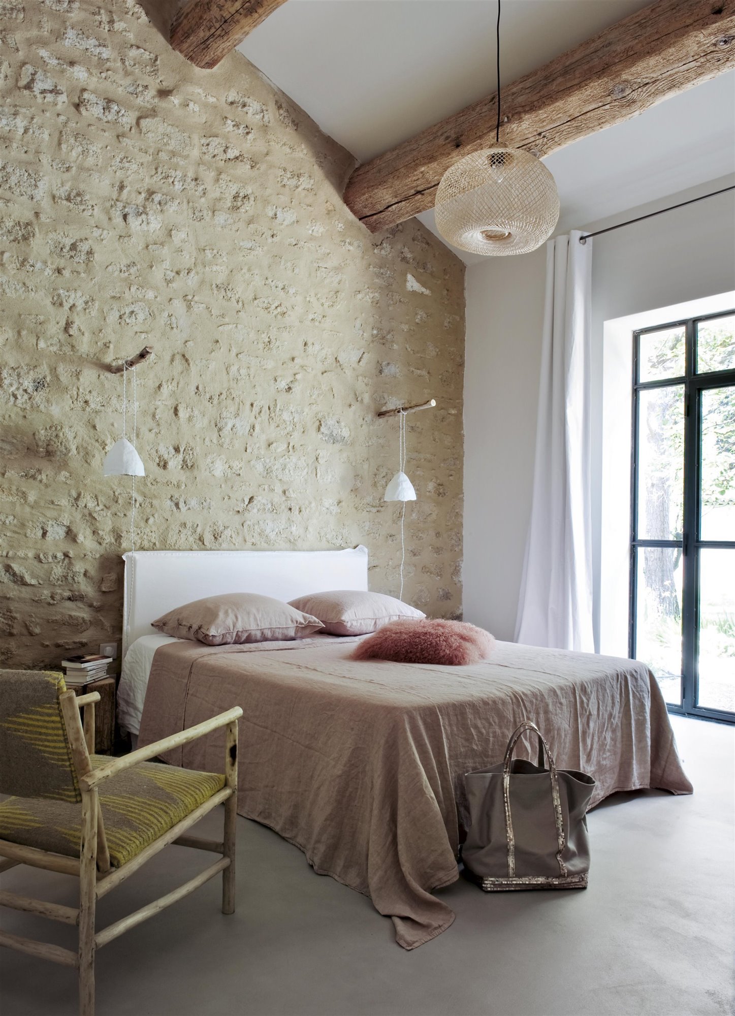 chambre mur en pierres et poutres décoration design