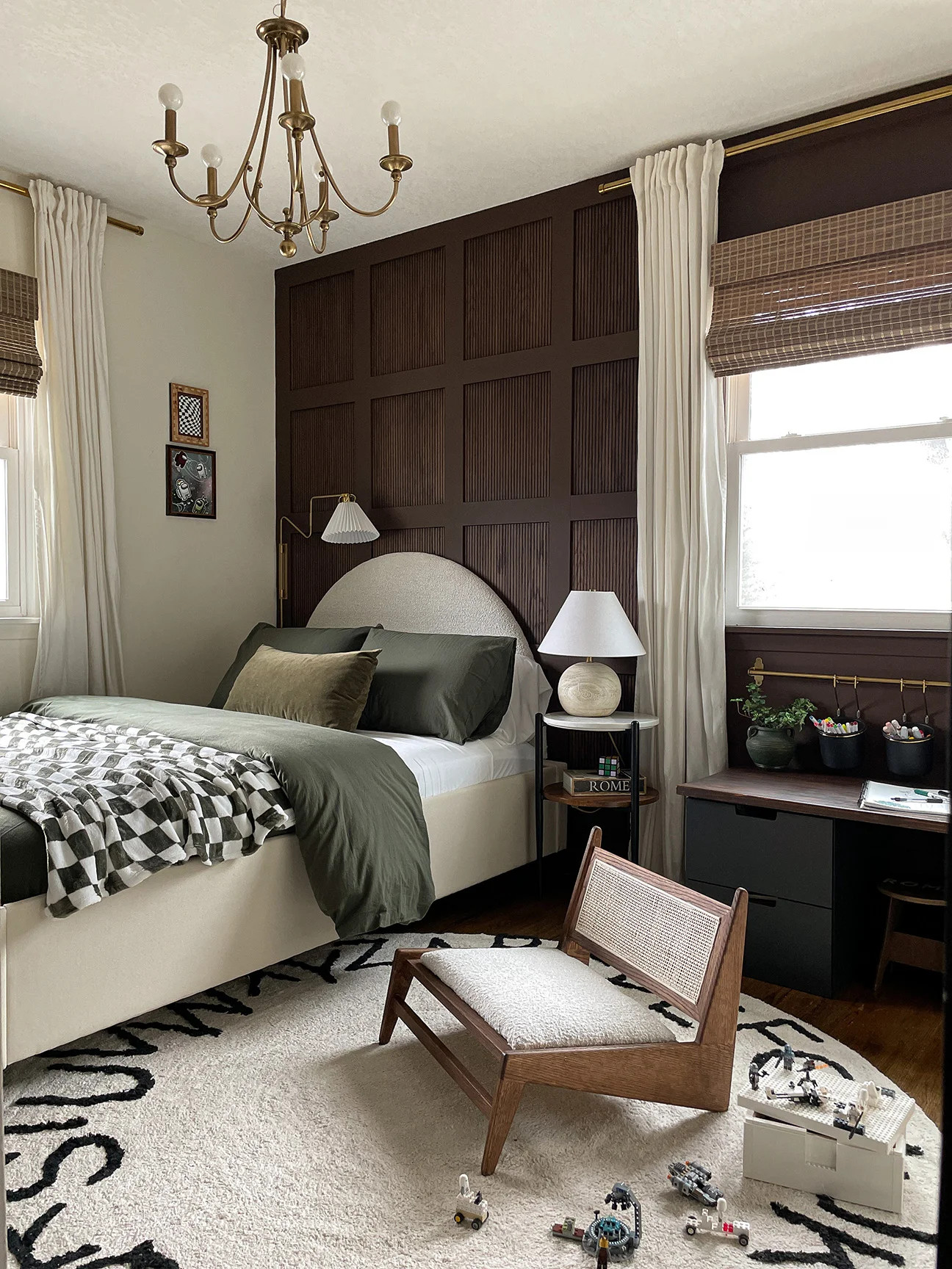 chambre enfant tête de lit en bois sombre