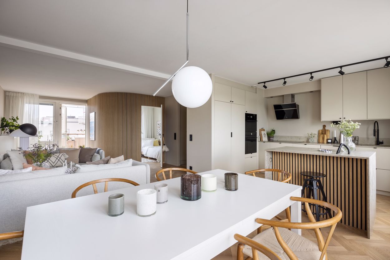 cuisine et salon mur en tasseaux de bois