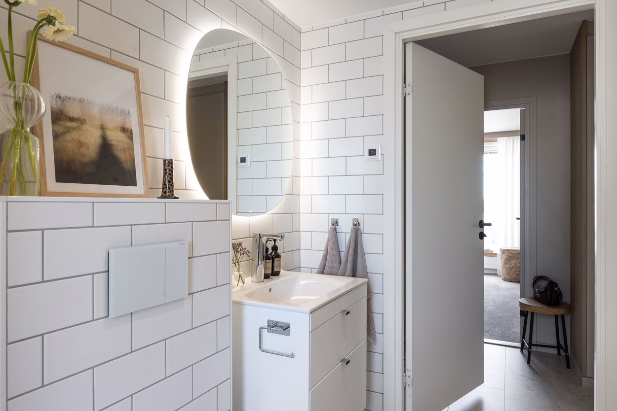 salle de bain design carrelage blanc