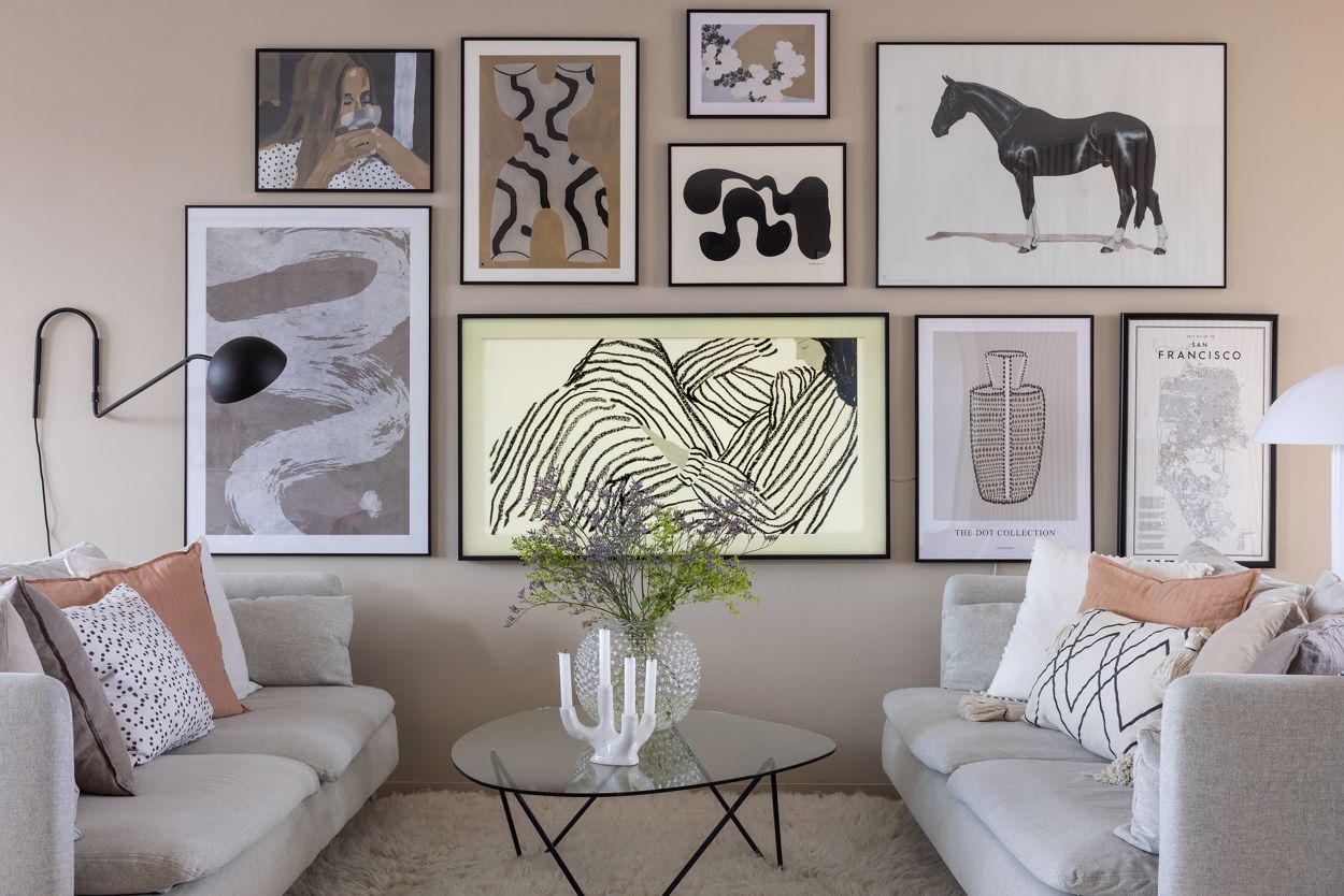 salon avec mur d'images