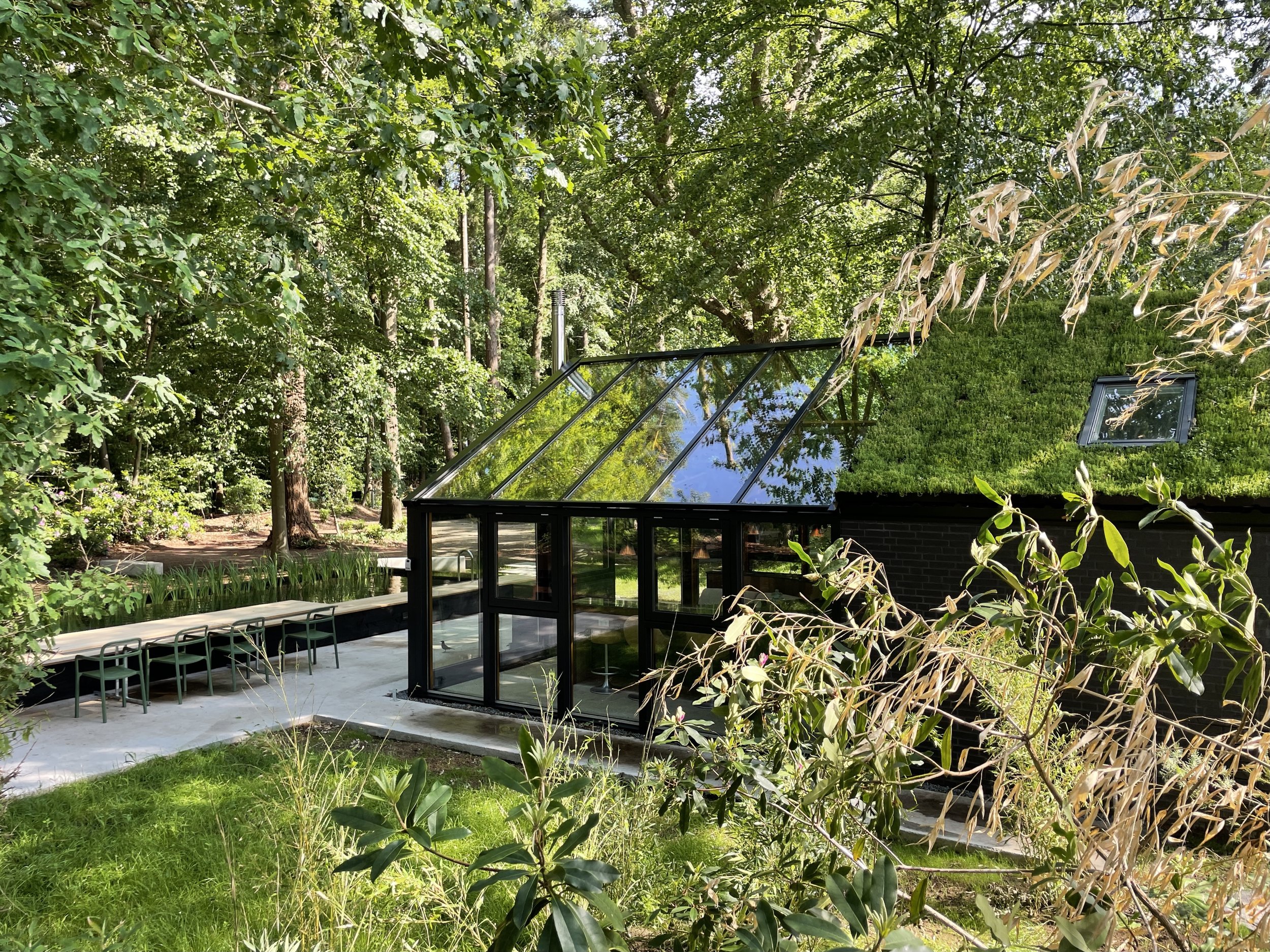 façade maison façon serre en verre avec piscine naturelle De Kas façade maison façon serre en verre avec piscine naturelle De Kas