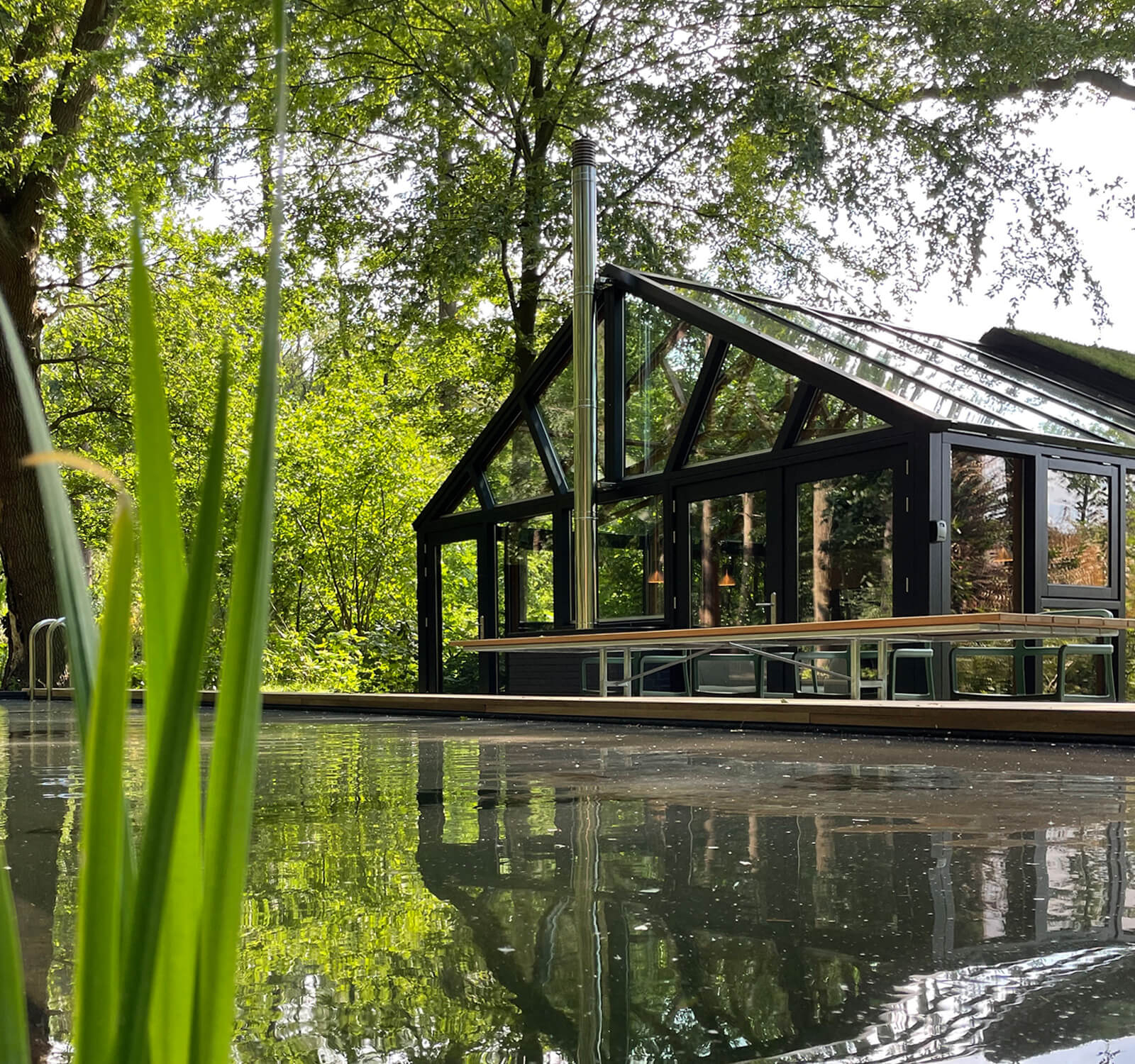 façade maison façon serre en verre avec piscine naturelle De Kas façade maison façon serre en verre avec piscine naturelle De Kas