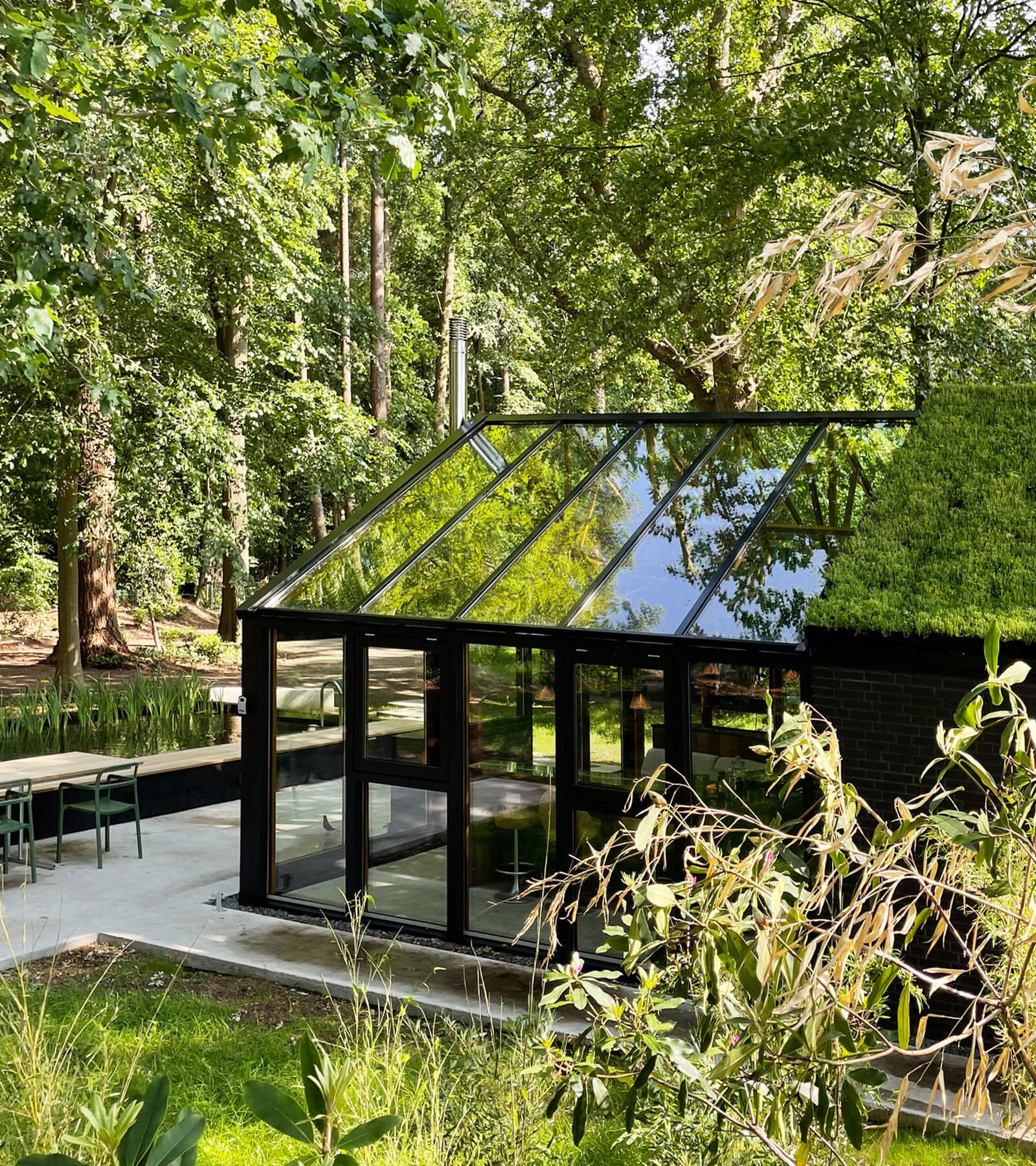 façade maison façon serre en verre avec piscine naturelle De Kas façade maison façon serre en verre avec piscine naturelle De Kas