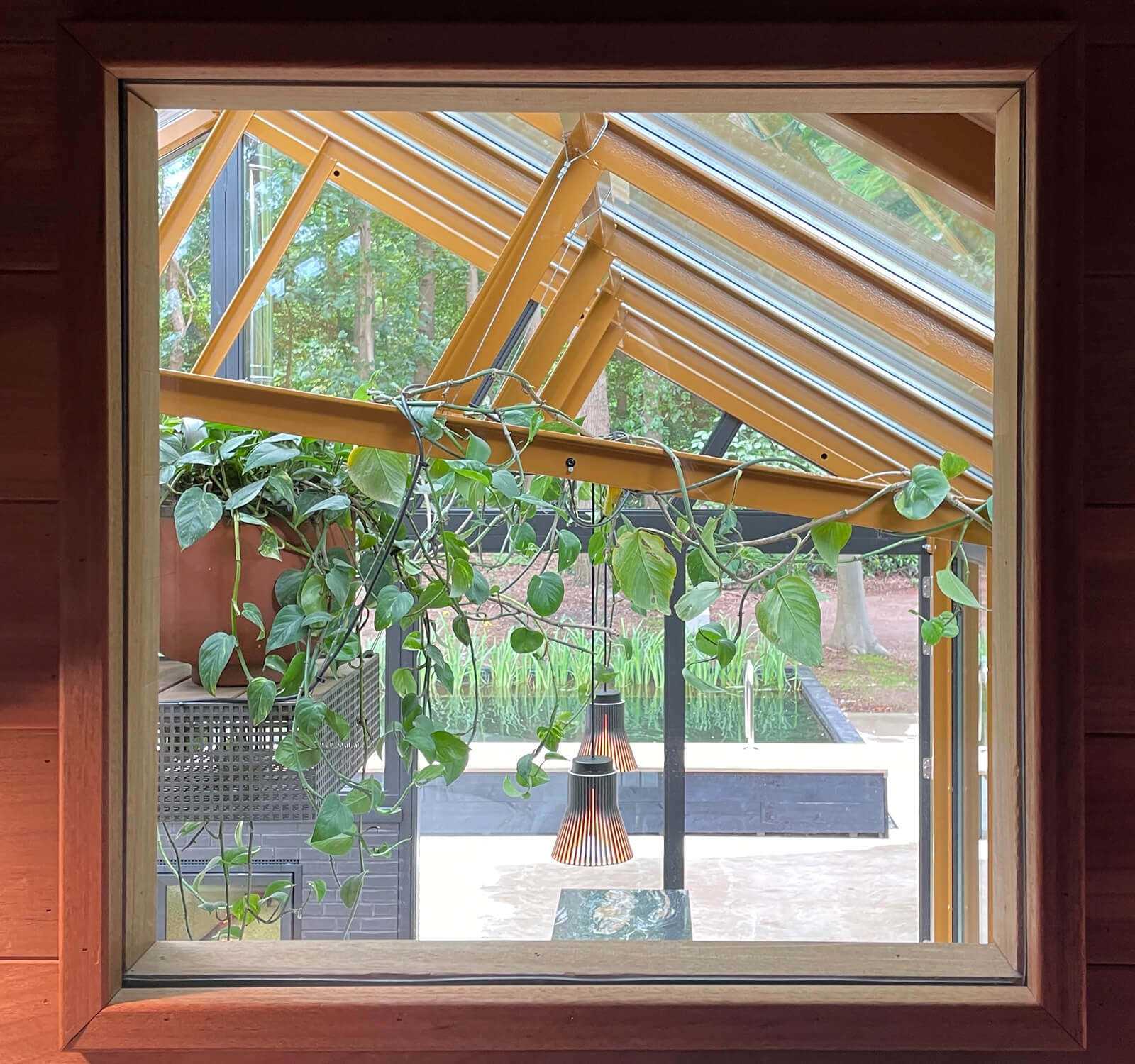 fenêtre sur jardin et piscine fenêtre sur jardin et piscine