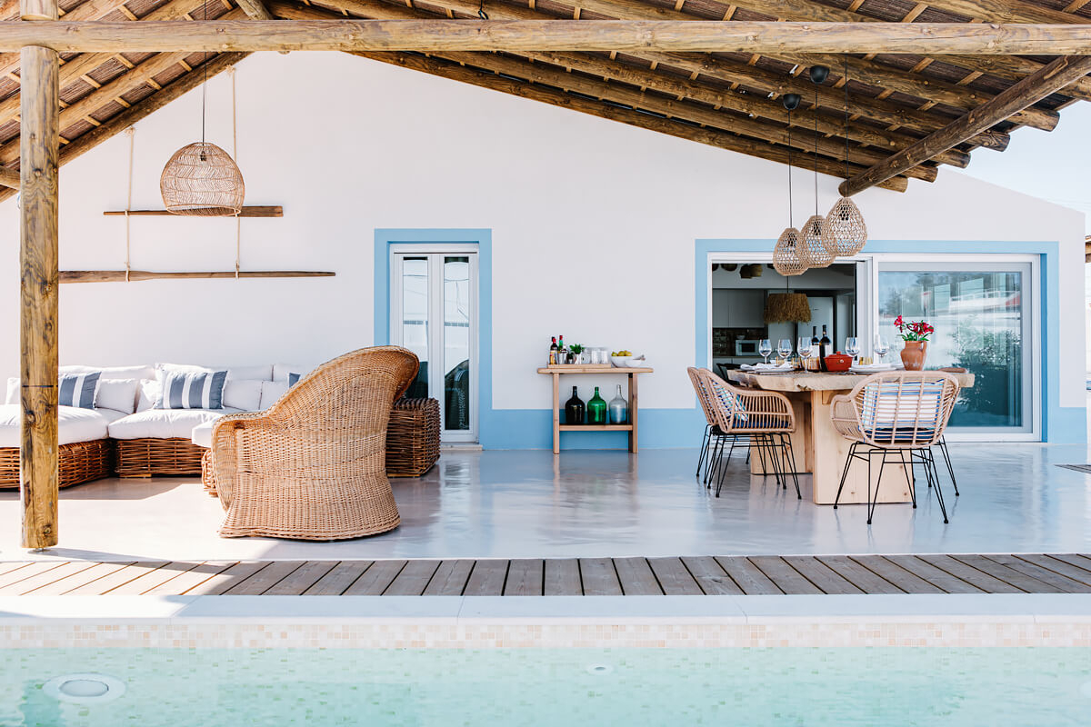 terrasse avec pergola bois maison à Comporta