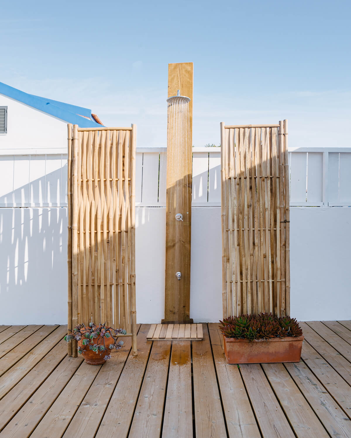 douche extérieure en bois