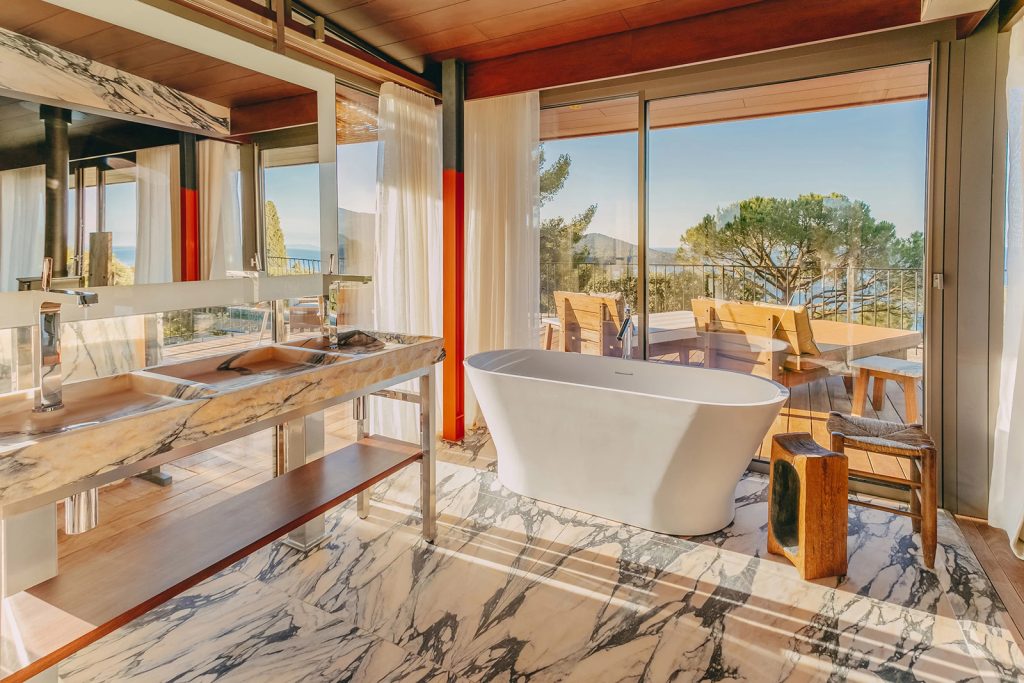 salle de bain sol marbre Villa W avec piscine décoration contemporaine