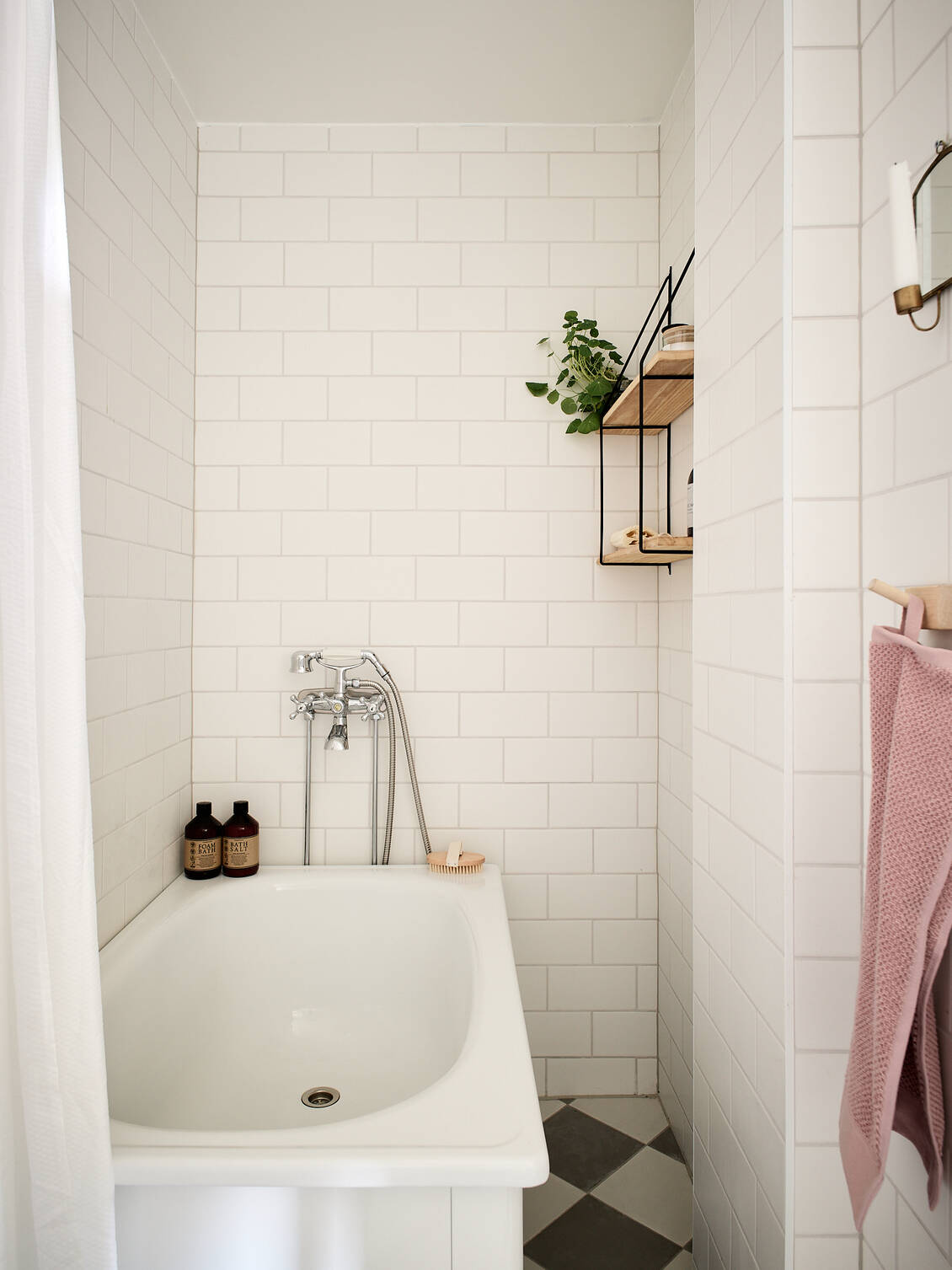 salle de bain sol à damier