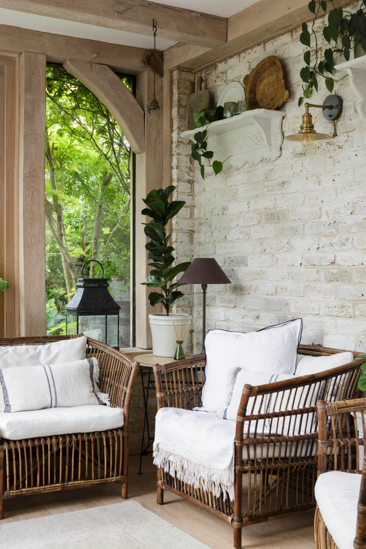 salon avec poutres et briques décoration rustique chic