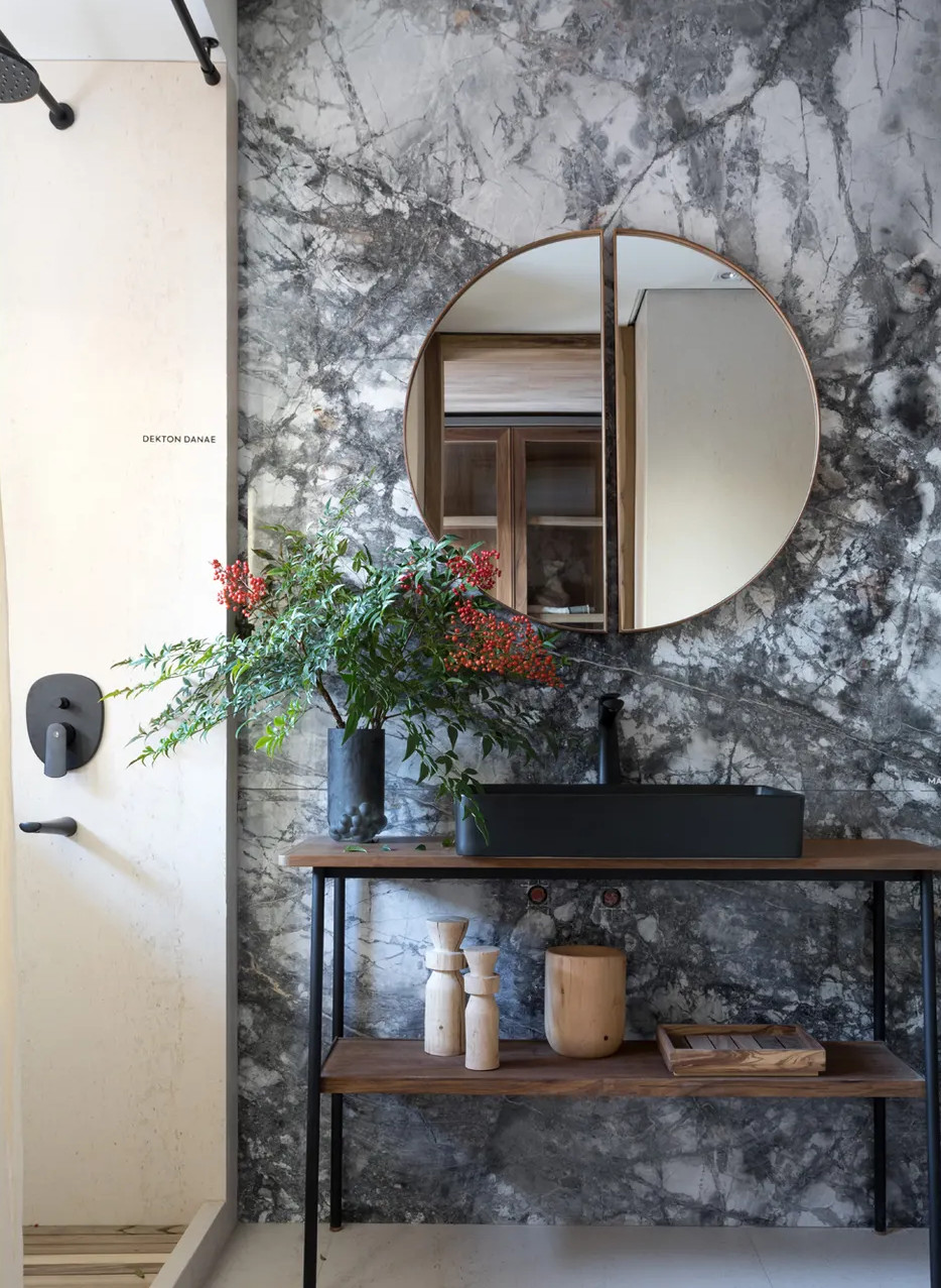 salle de bain marbre et bois décoration contemporaine