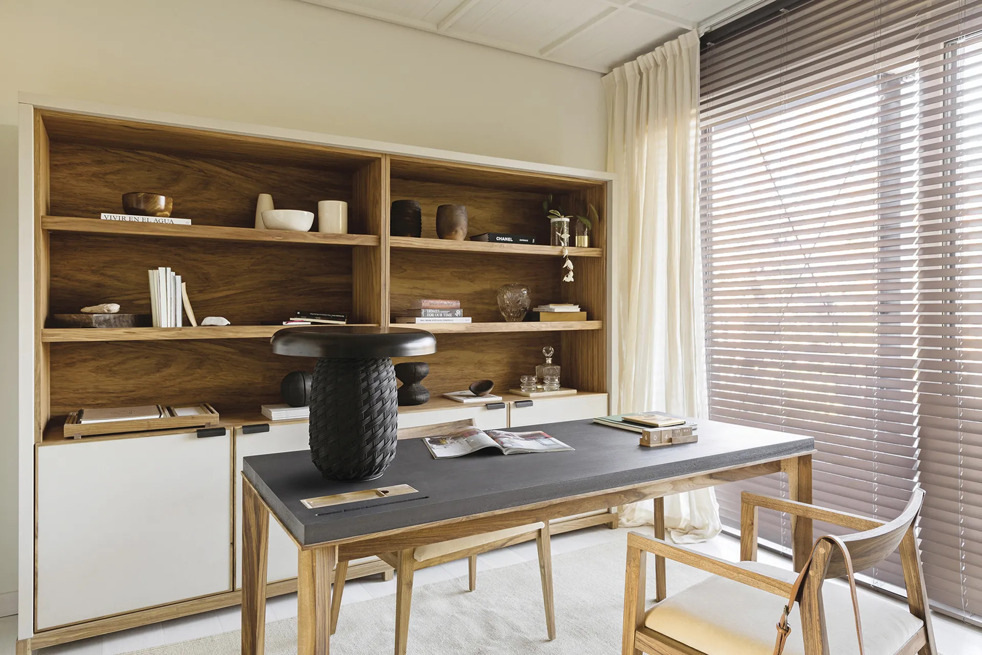 bureau avec store à lamelle bois