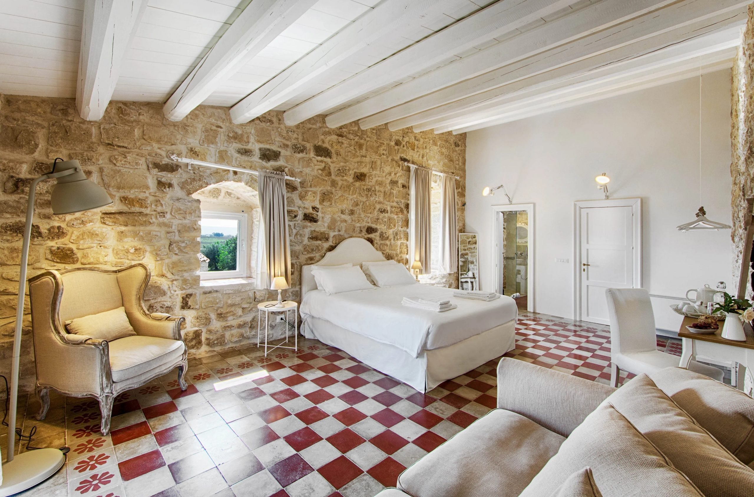 chambre sol carrelage à damiers maison en pierres Baglio Occhipinti chambre sol carrelage à damiers maison en pierres Baglio Occhipinti