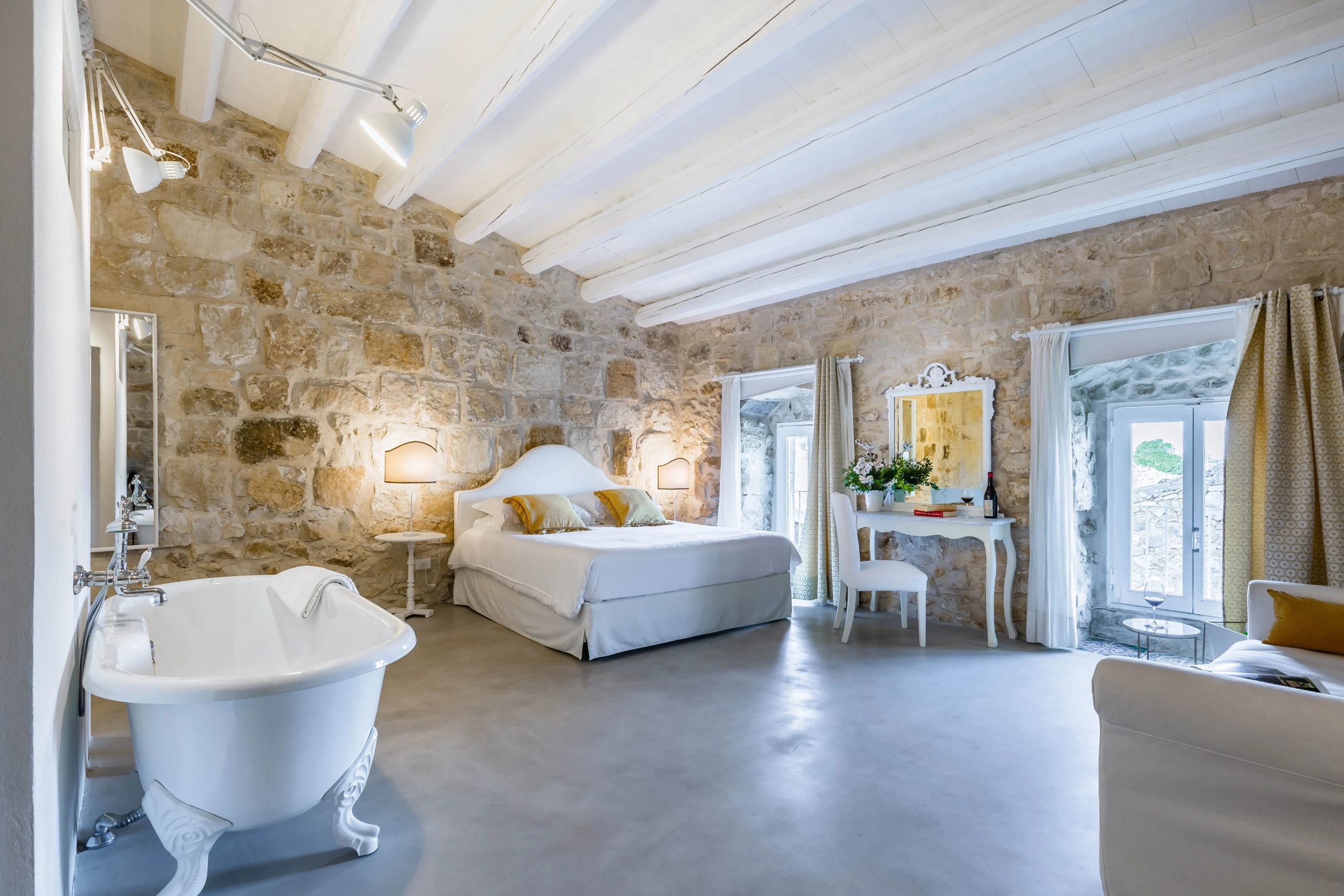chambre décoration rustique chic avec baignoire Baglio Occhipinti chambre décoration rustique chic avec baignoire Baglio Occhipinti