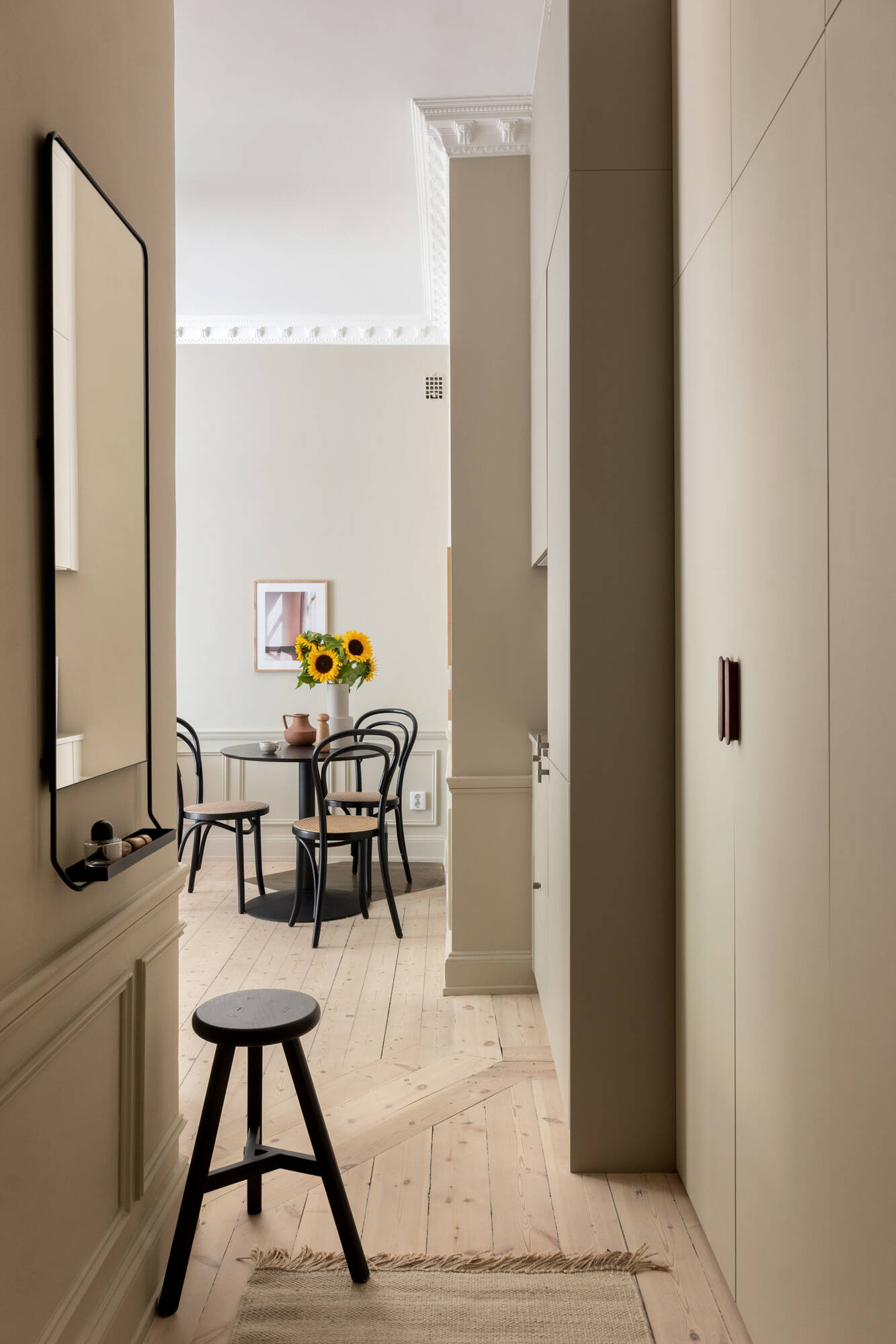 entrée décoration contemporaine appartement avec moulures entrée décoration contemporaine appartement avec moulures