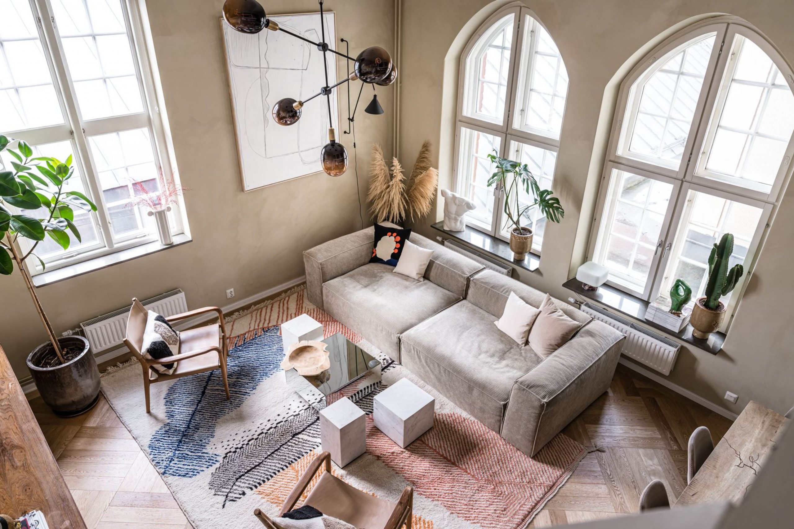 salon décoration contemporaine avec fenêtres cintrées