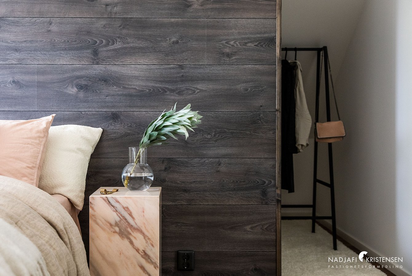 chambre mur bois sombre