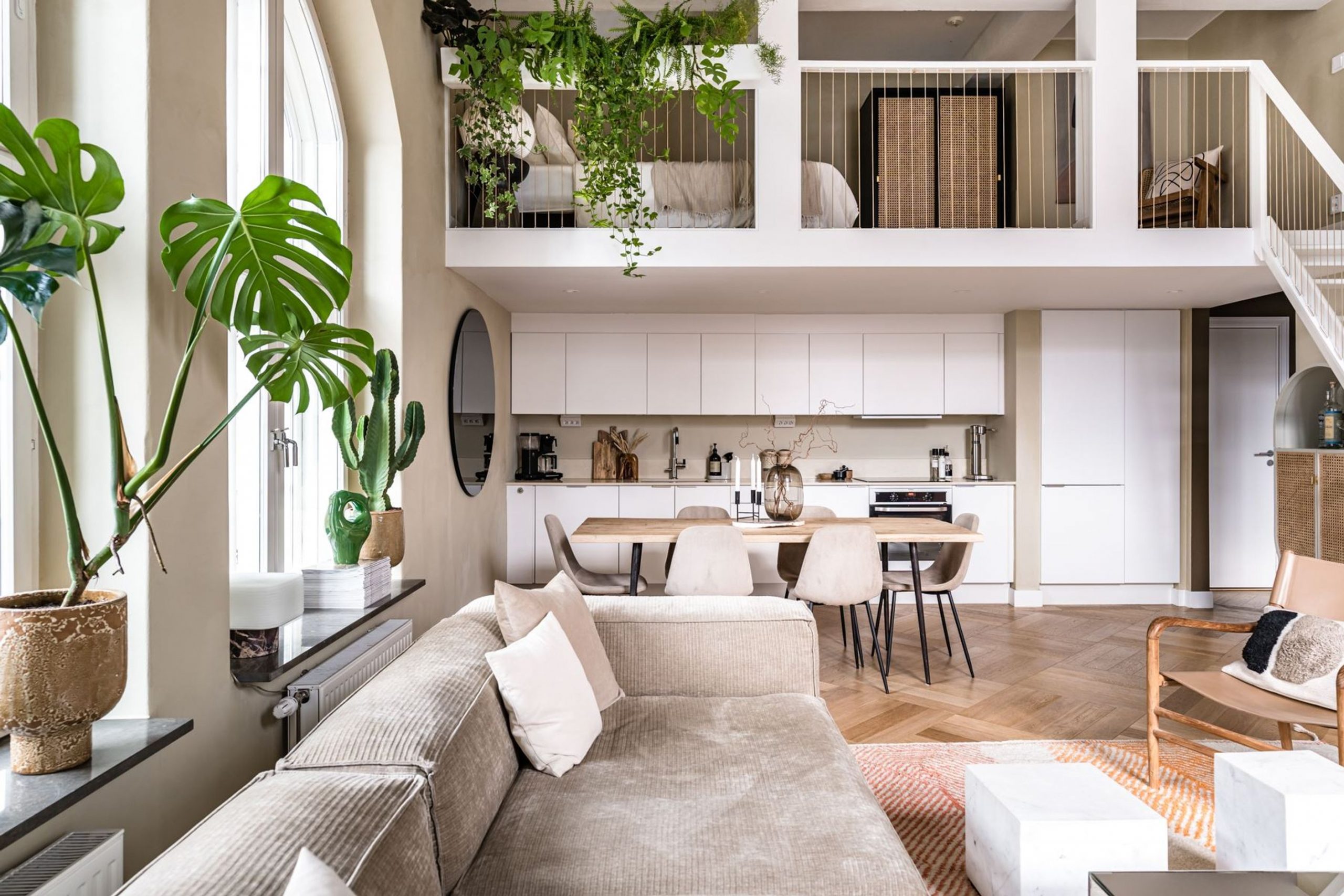 salon avec mezzanine décoration contemporaine
