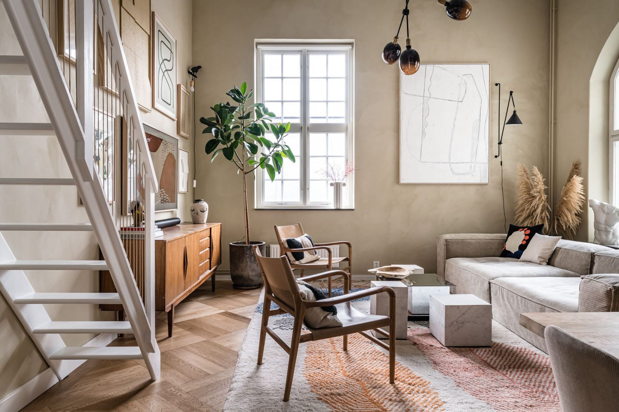 salon décoration contemporaine avec escalier
