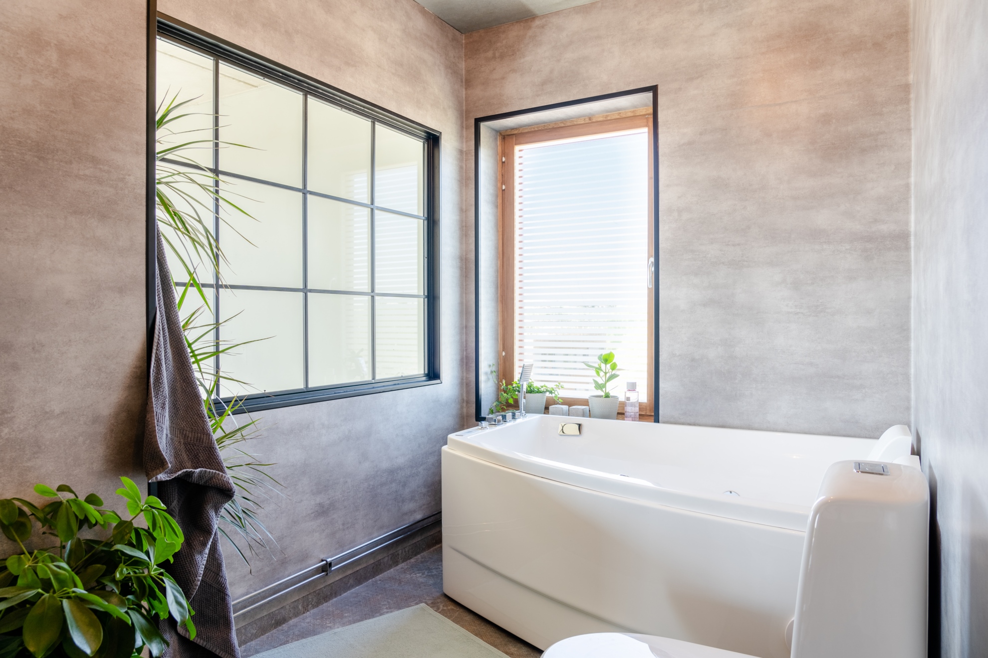 salle de bain design avec verrière