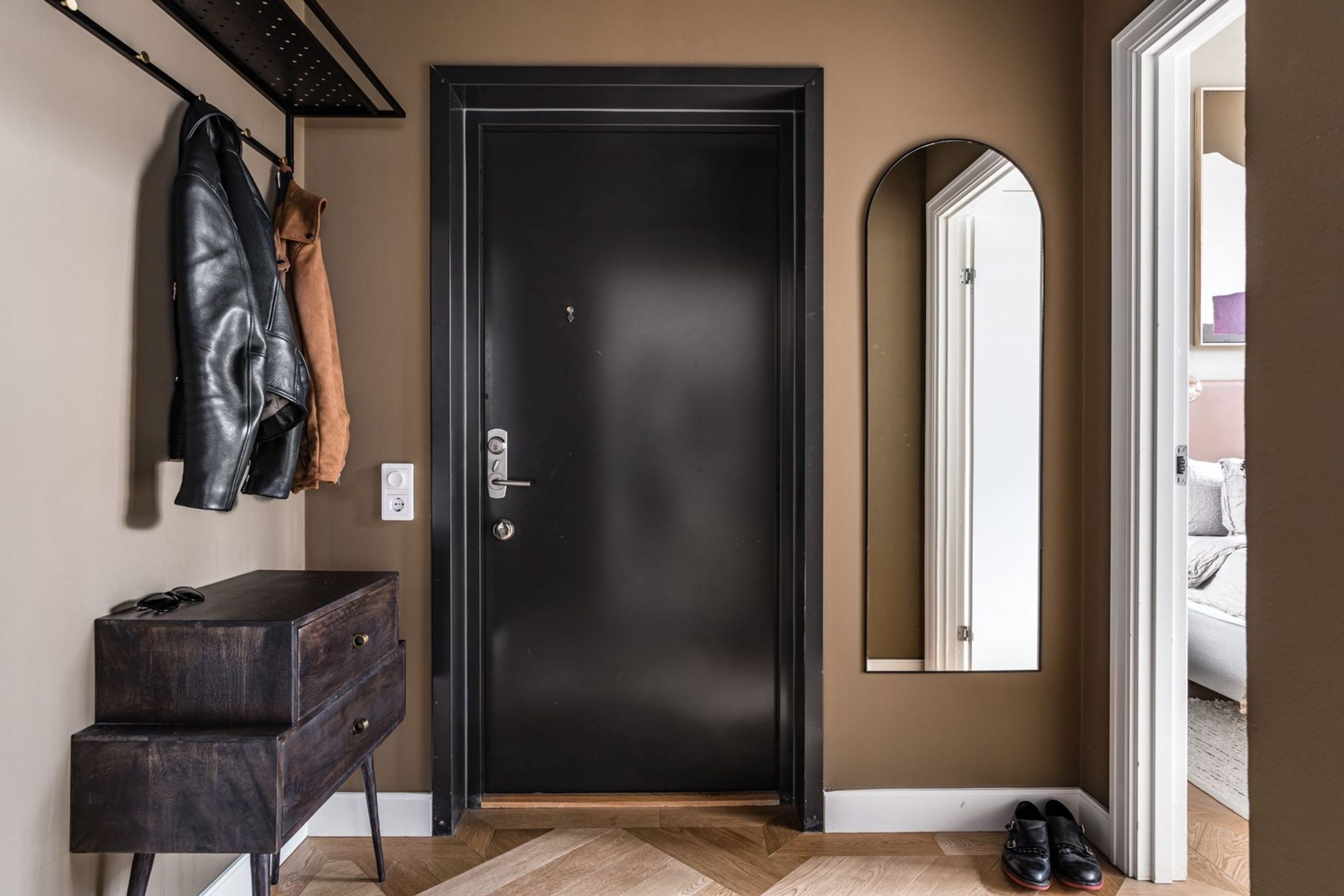 entrée avec porte noire