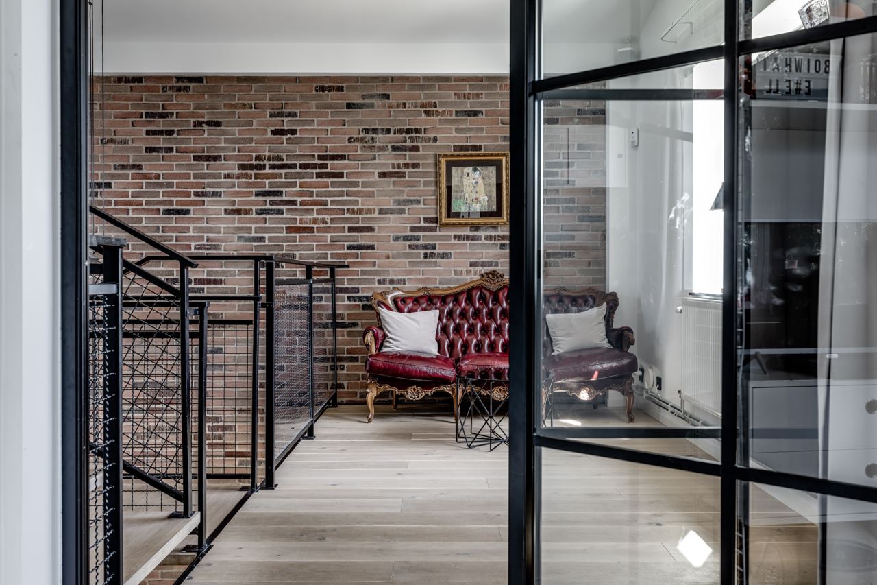 palier loft avec canapé vintage cuir rouge