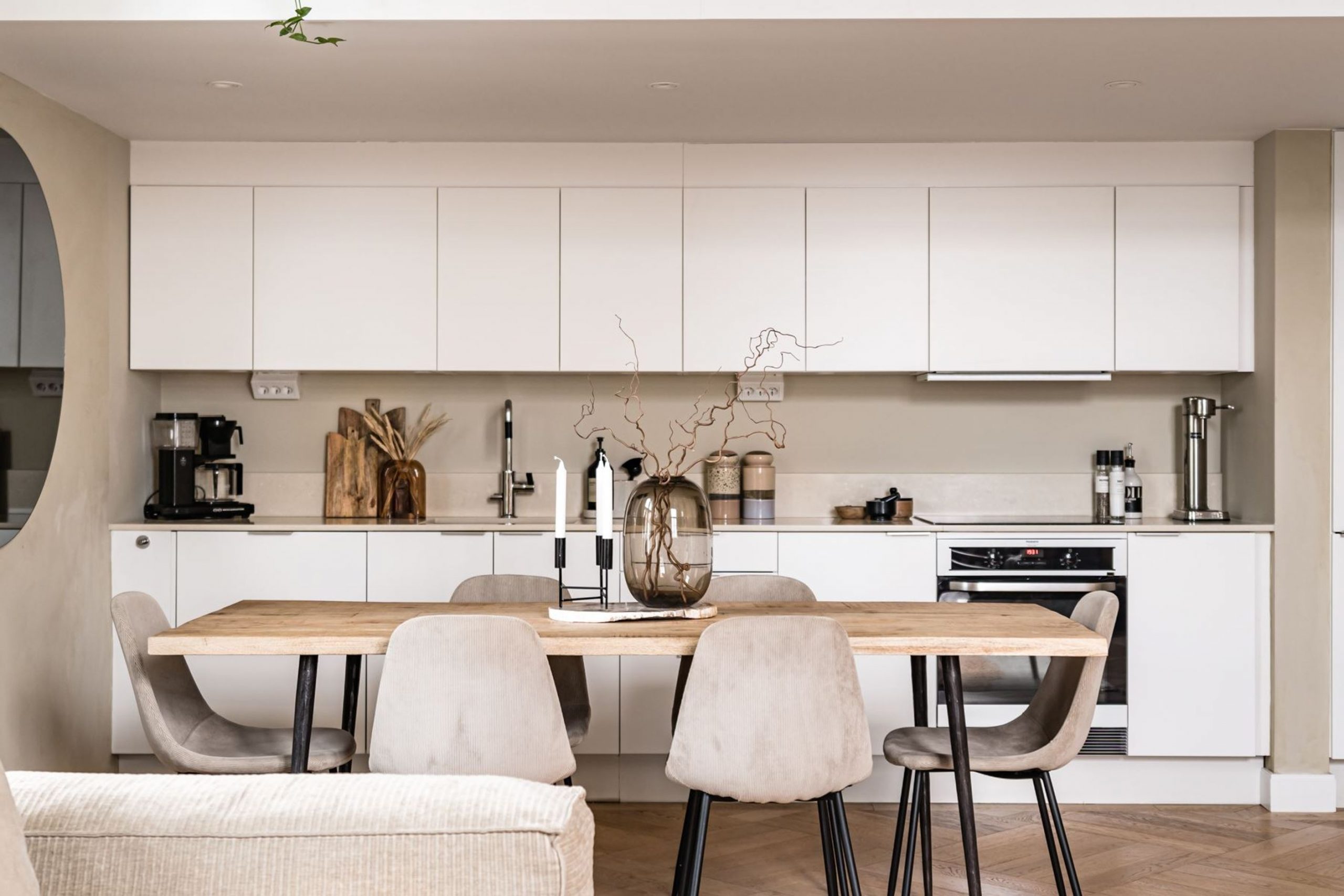 cuisine design blanche sous mezzanine
