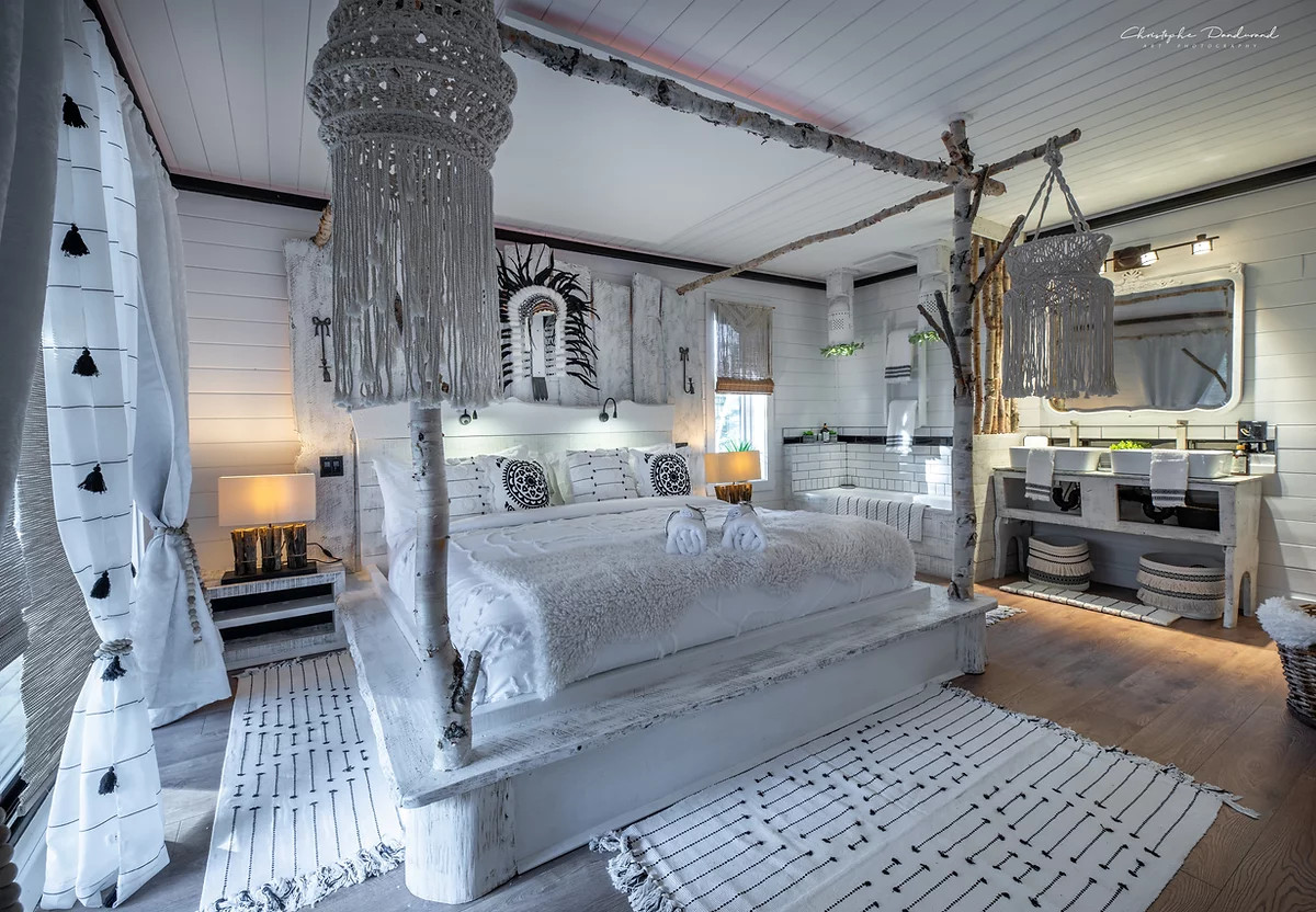 chambre blanche maison en bois chalet le Tipee Canada