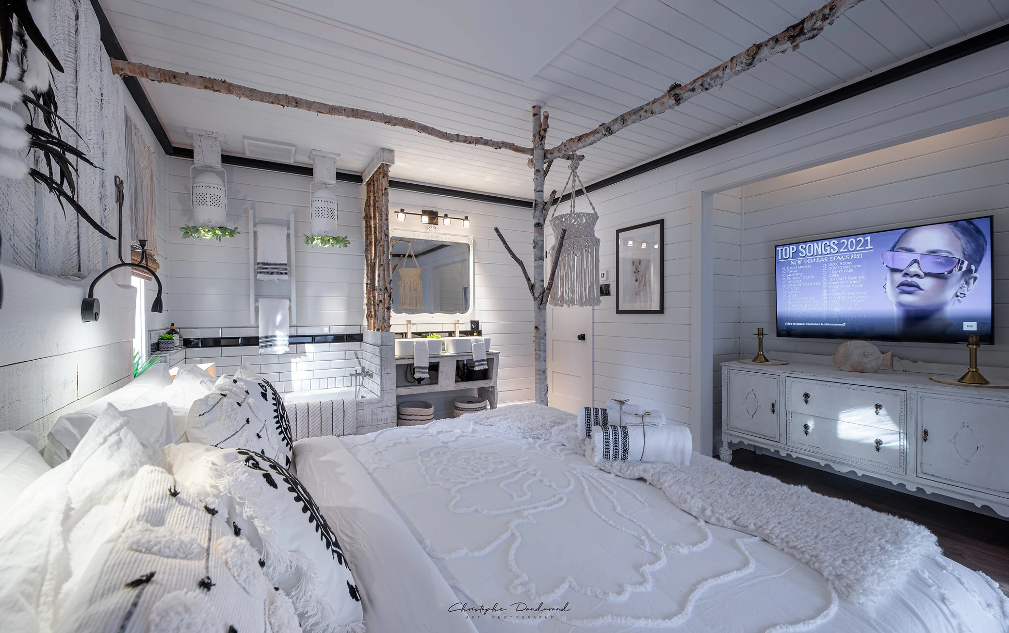 chambre blanche baldaquin troncs de bouleaux chalet le Tipee Canada
