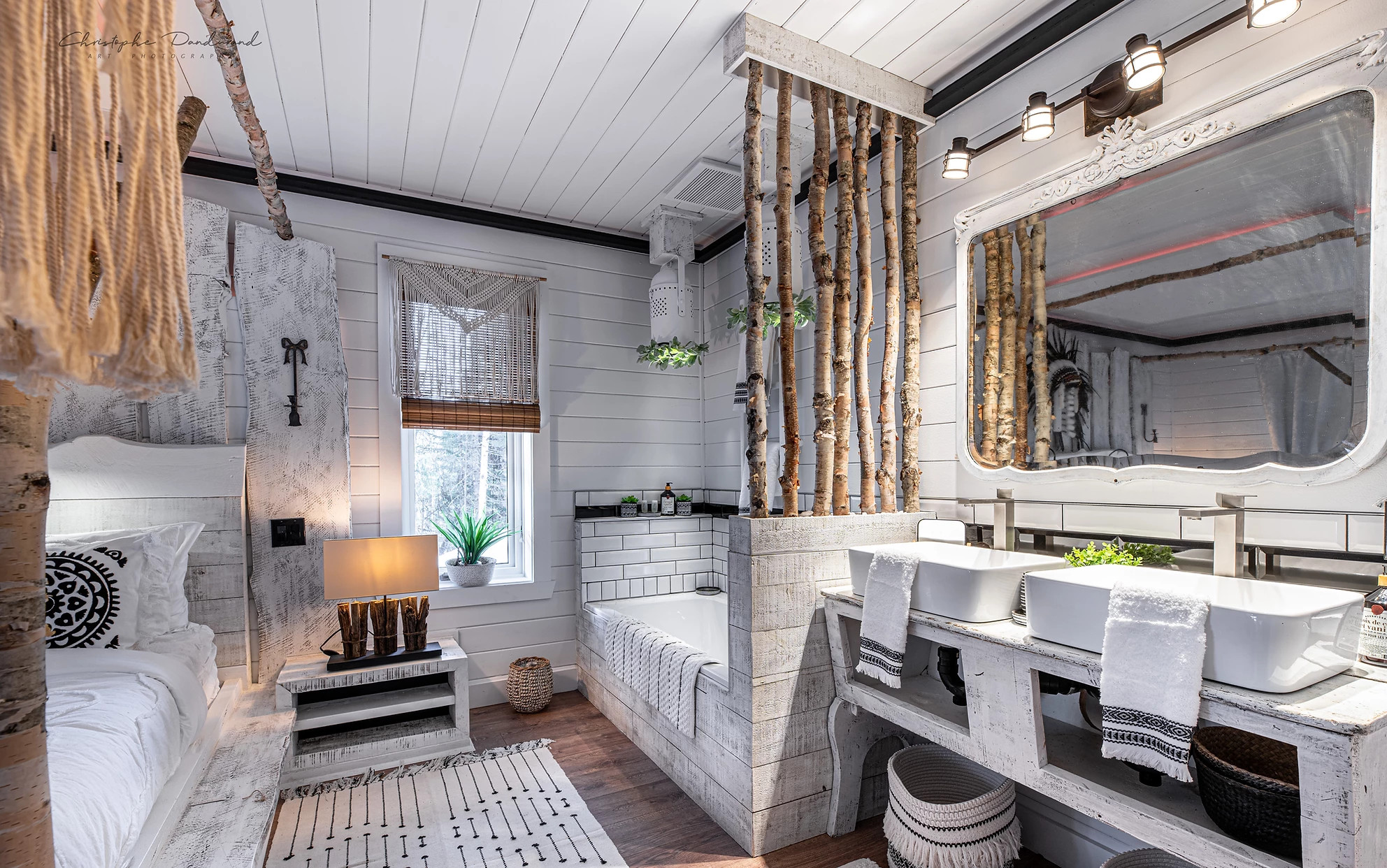 chambre avec salle de bain ouverte chalet le Tipee Canada