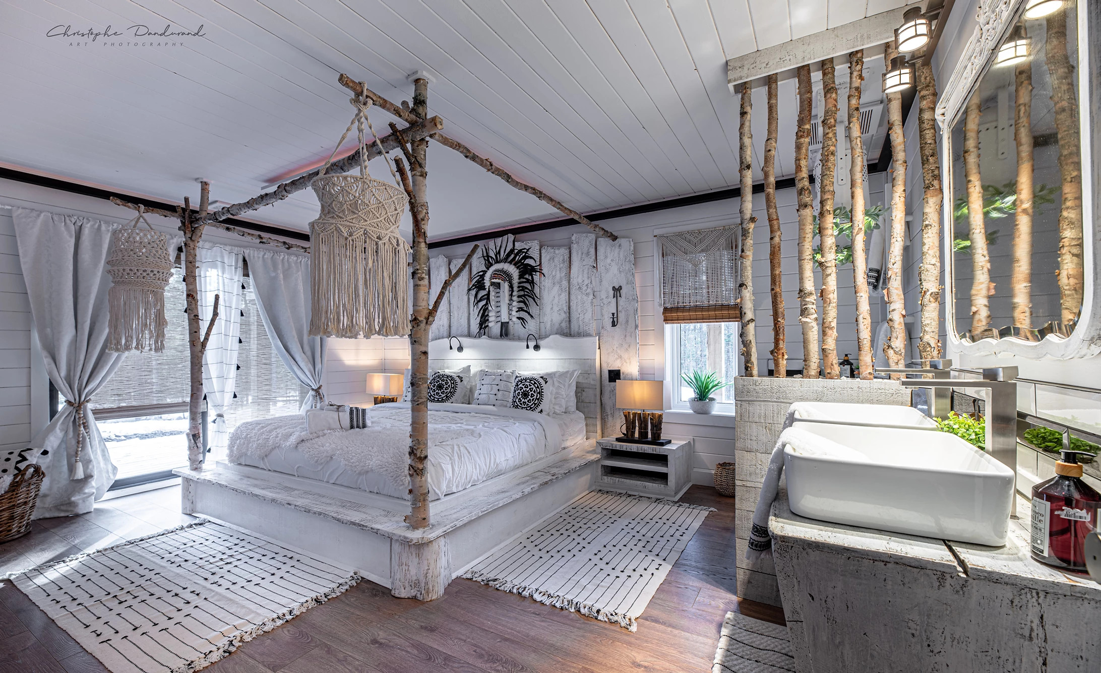 chambre avec salle de bain ouverte chalet le Tipee Canada